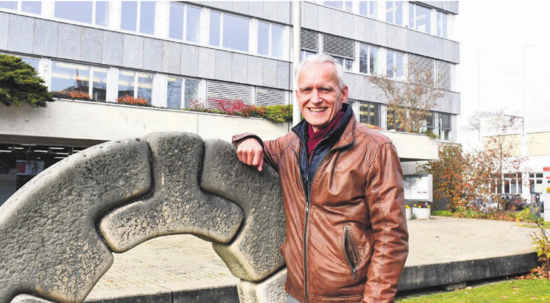 Markus Keller vor dem Wohler Gemeindehaus: Er setzt im Wahlkampf auf seinen starken Leistungsausweis.
Bild: Daniel Marti - Das Bild wird blockiert. – Möglicherweise durch einen aktiven Adblocker.