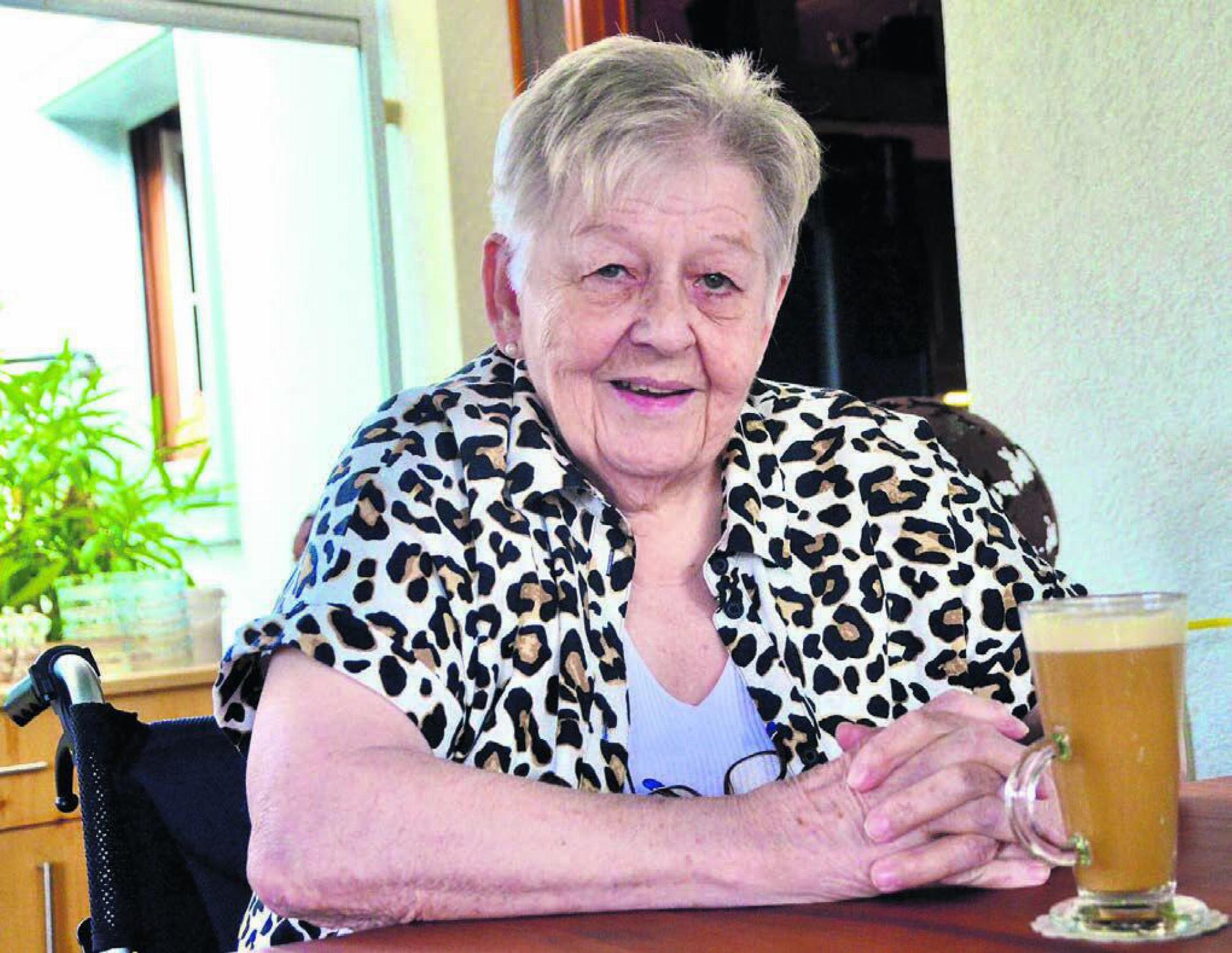 Hier gefällt es ihr: Ruth Bruderer am grossen Holztisch im Garten ihres Restaurants Reussbrücke in Werd. Bild: Thomas Stöckli
