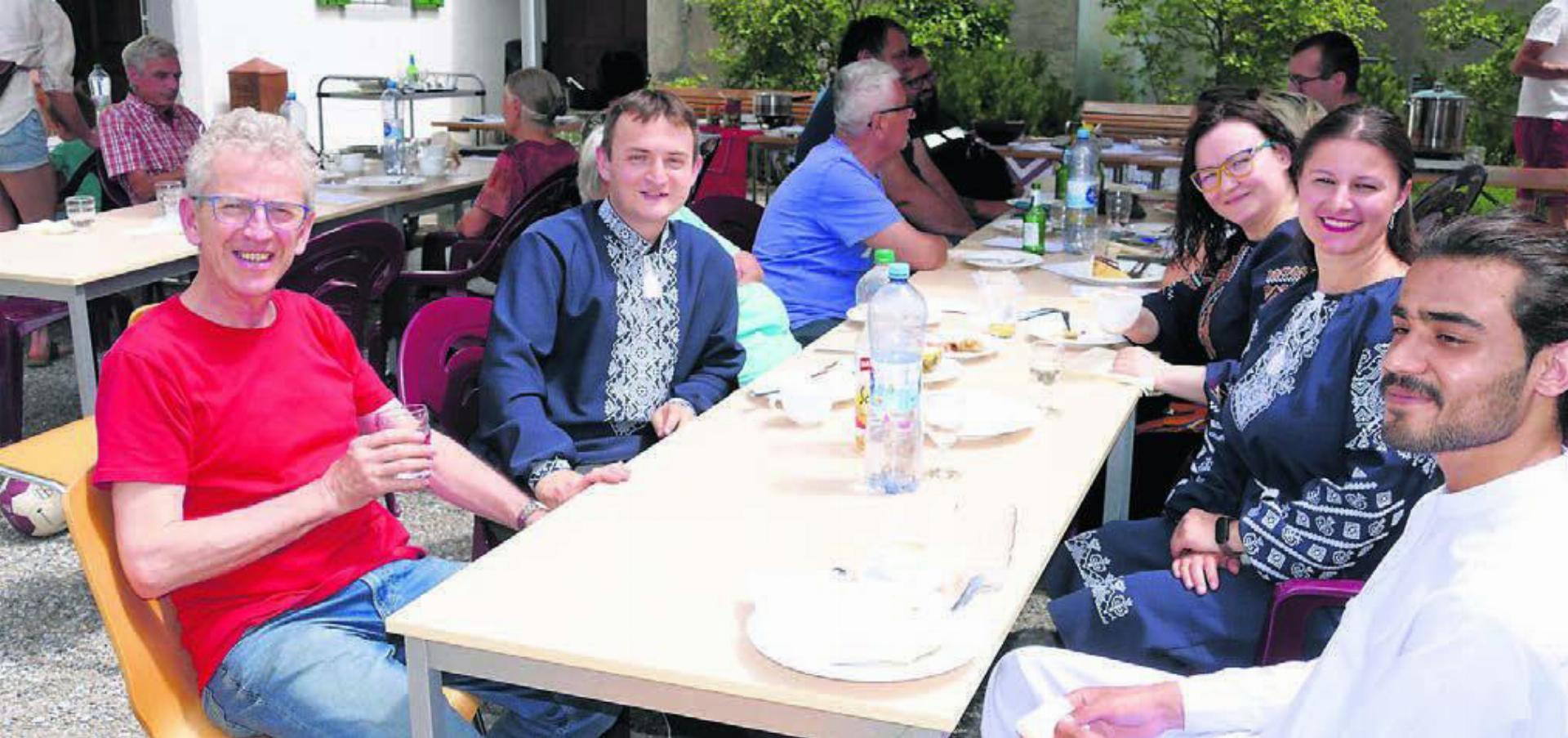 Diakon Hans-Peter Stierli (links) freut sich, dass so viele Menschen zum gemeinsamen Essen gekommen sind. Bild: tre