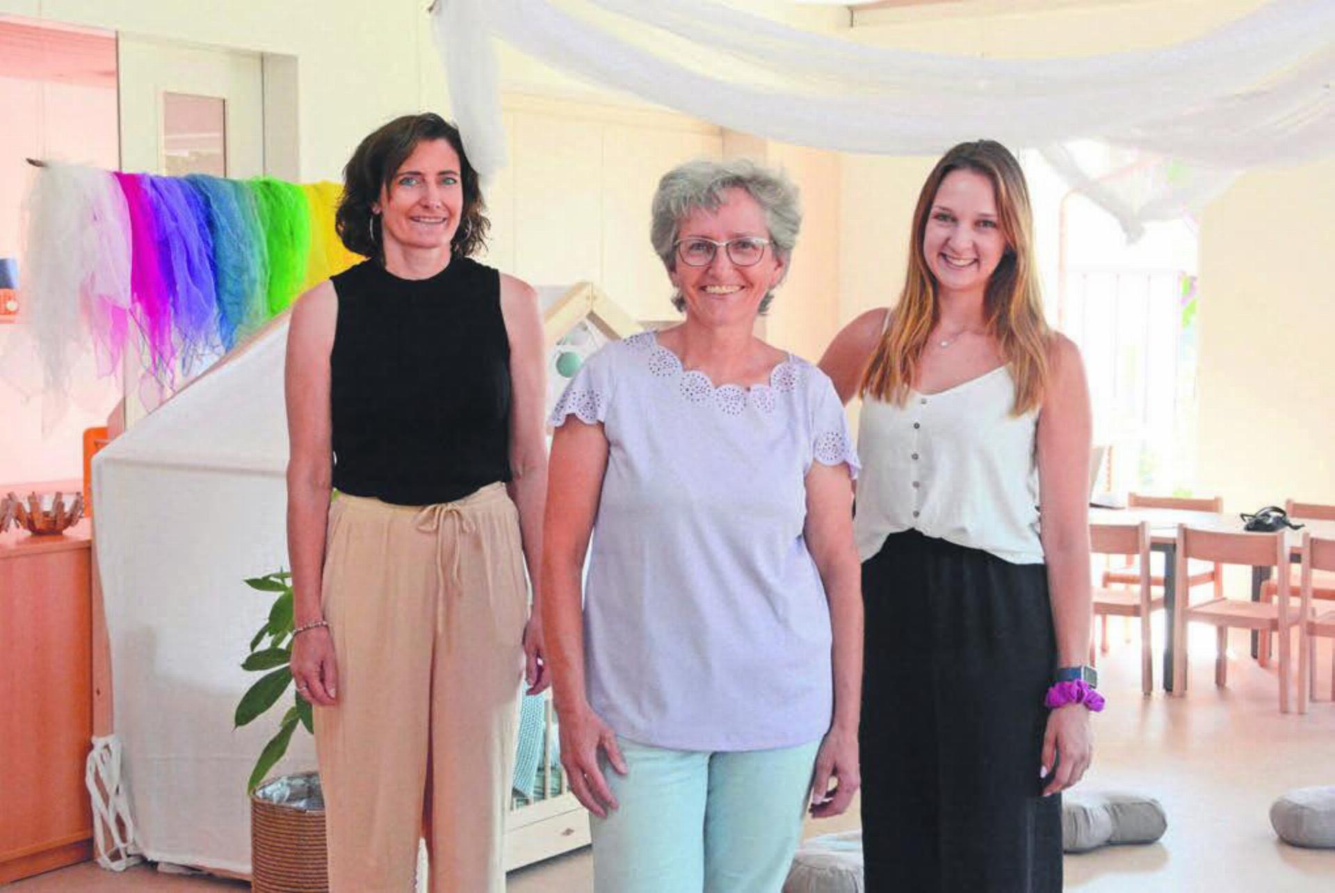 Grosse Freude bei den Verantwortlichen über die neuen Räume (von links): Schulleiterin Karin Wetter, Gemeinderätin und Vizeammann Cornelia Stutz und Kiga-Lehrerin Patrizia Brunner im grossen Klassenraum des Anbaus. Bilder: Chregi Hansen