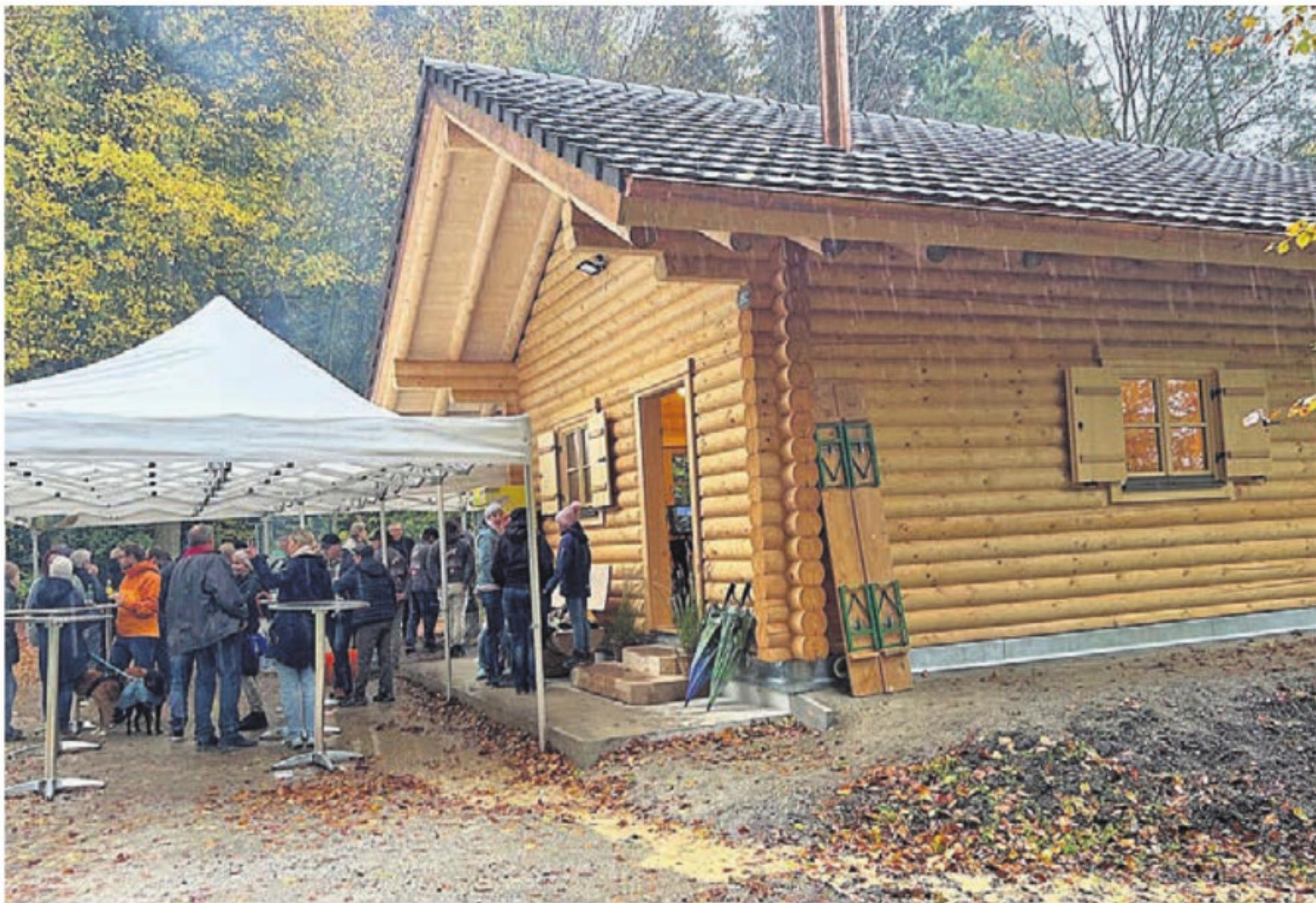 Der Dauerregen hielt die Bevölkerung nicht davon ab, die neue Waldhütte zu bestaunen. Sie bietet neben dem gemütlichen Innern auch einen Aussenplatz mit Grillstelle. - Das Bild wird blockiert. – Möglicherweise durch einen aktiven Adblocker.