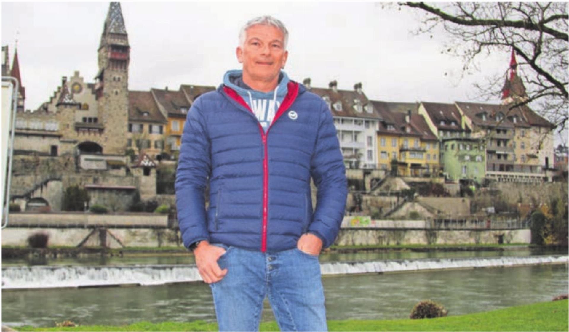 Markus Wertli mit der Reuss im Hintergrund. Gleich neben dieser Stelle wird am Samstag der Zieleinlauf sein, bei dem er die Medaillen verteilen darf. Bild: Josip Lasic - Das Bild wird blockiert. – Möglicherweise durch einen aktiven Adblocker.