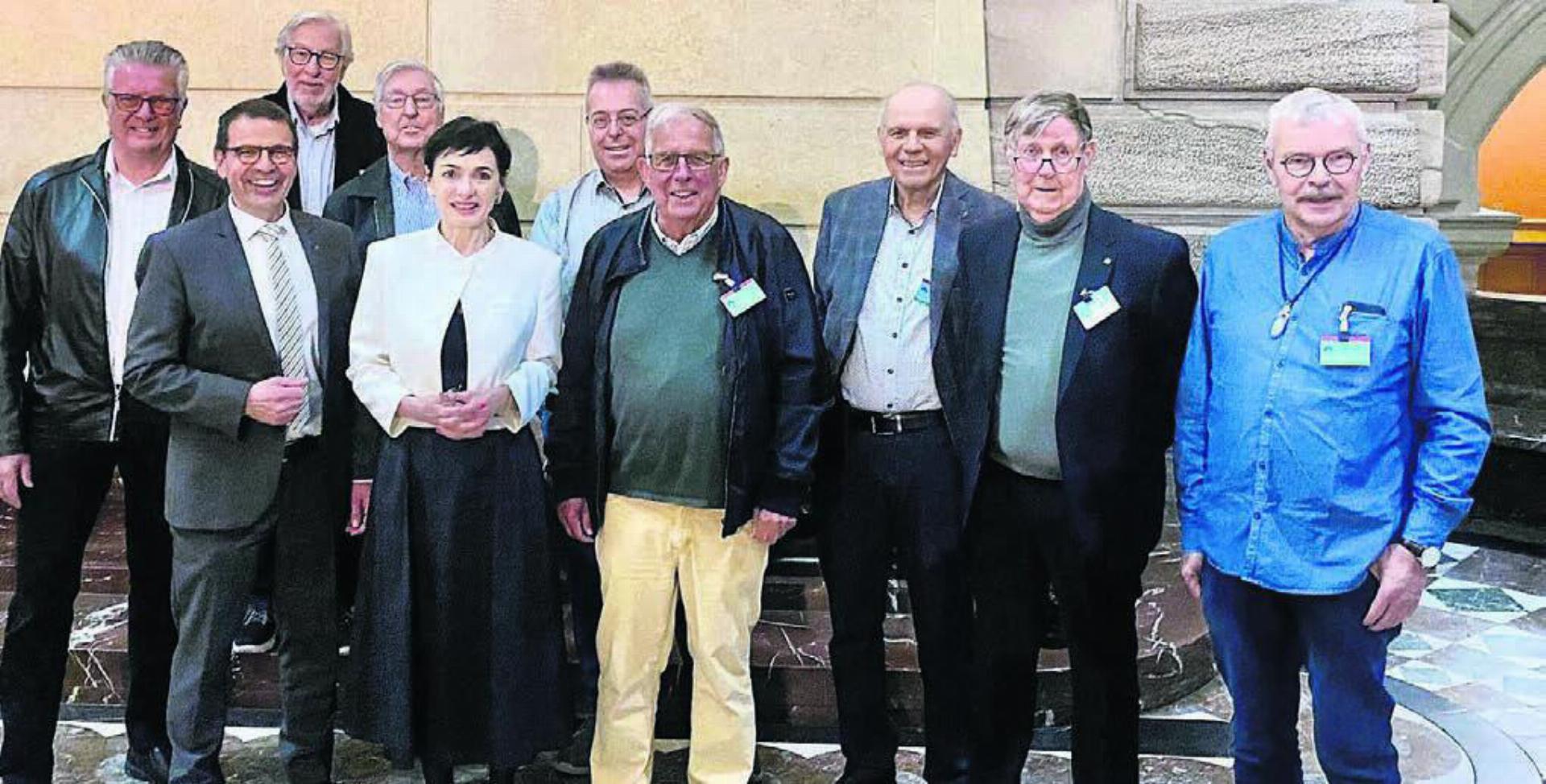 Besuch im Bundeshaus: Die ehemaligen Wohler Parlamentarier inklusive amtierendem Einwohnerratspräsidenten wurden von der Politprominenz willkommen geheissen. Vorne von links Nationalrat Matthias Jauslin, Ständerätin Marianne Binder und Organisator Hans Hübscher. Bild: zg