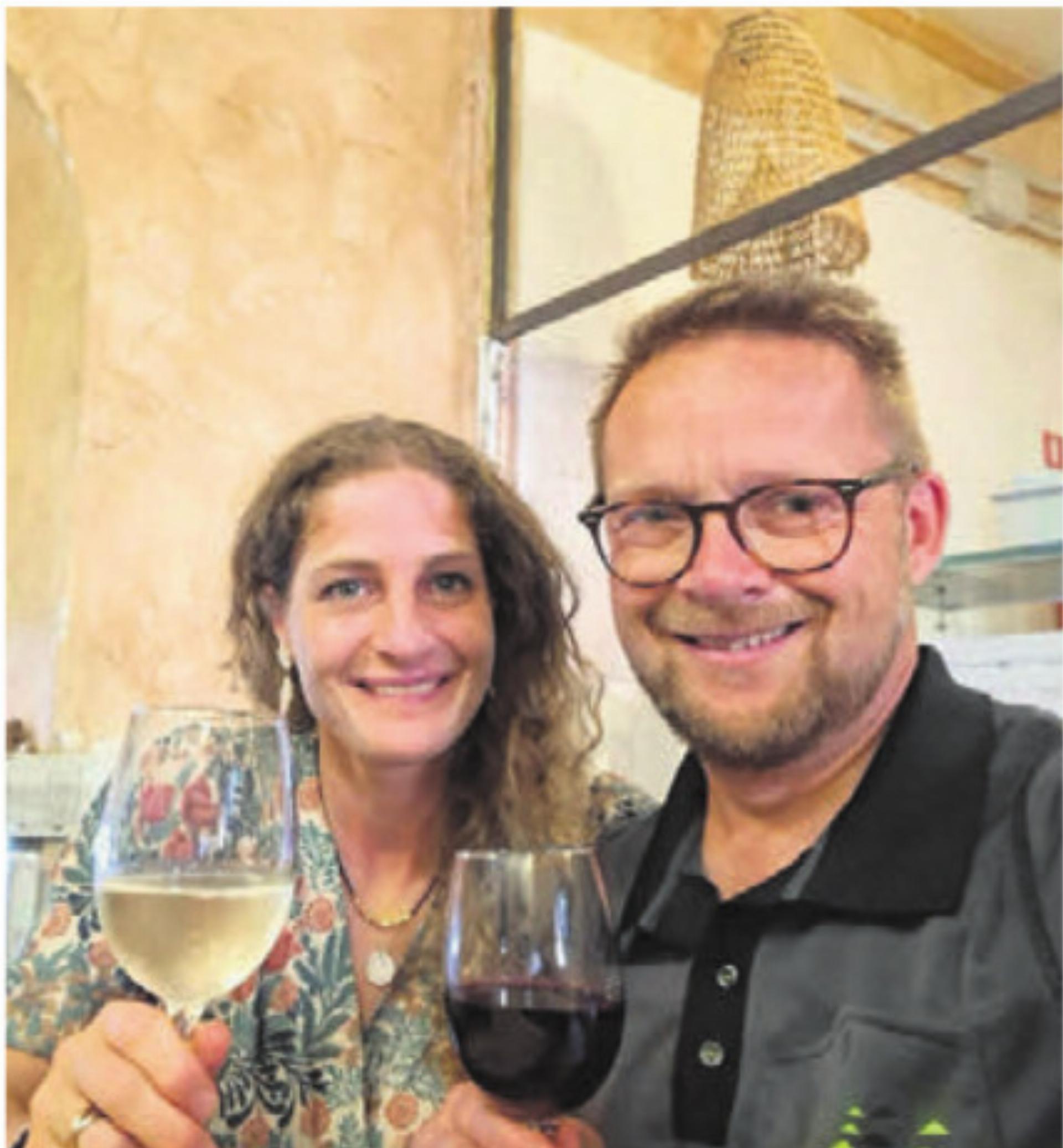Neu im Gemeinderat: Niklaus Lusser stösst mit seiner Frau in den Ferien auf den Wahlerfolg an. Bild: zg - Das Bild wird blockiert. – Möglicherweise durch einen aktiven Adblocker.
