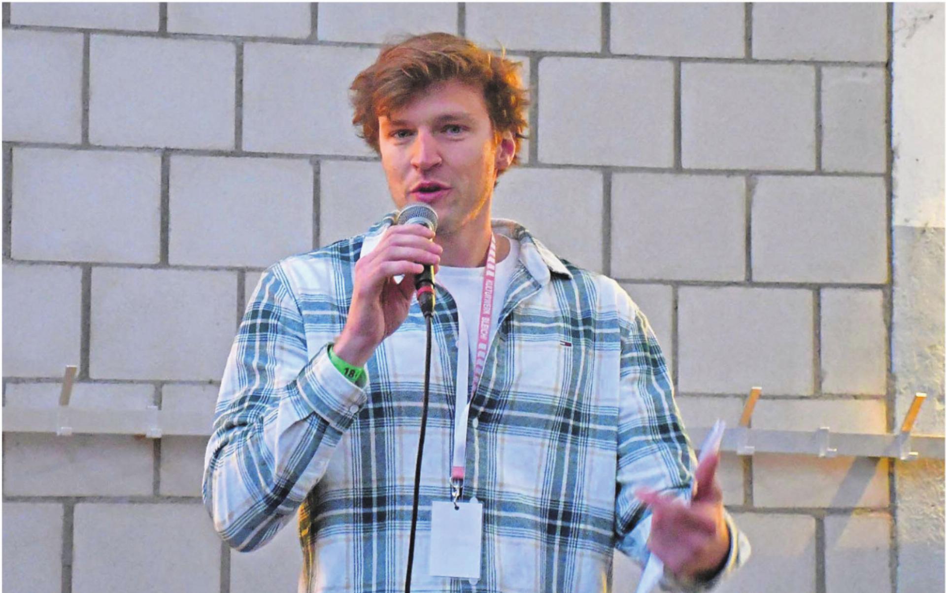 Jonas Arnet, Präsident des Vereins für Kultur Wohlen, bedankt sich in seiner Rede für den Rückhalt seitens der Gemeinde und der Behörden und lobt die gute Zusammenarbeit in allen Belangen. Bild: Monica Rast - Das Bild wird blockiert. – Möglicherweise durch einen aktiven Adblocker.