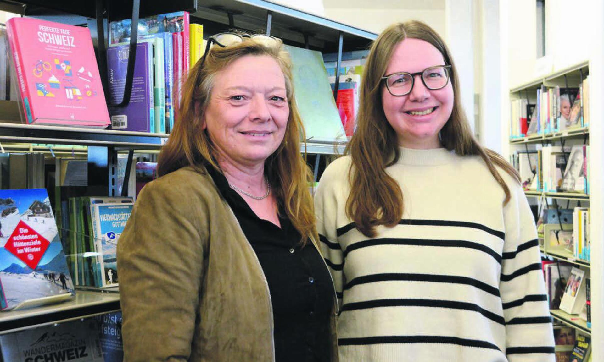 Sie freuen sich über das Programm und hoffen auf viele Interessierte: Monika Landmann von der Fachstelle Integration Freiamt (links) und Melanie Müller, die Leiterin der Bibliothek. Bild: Chregi Hansen