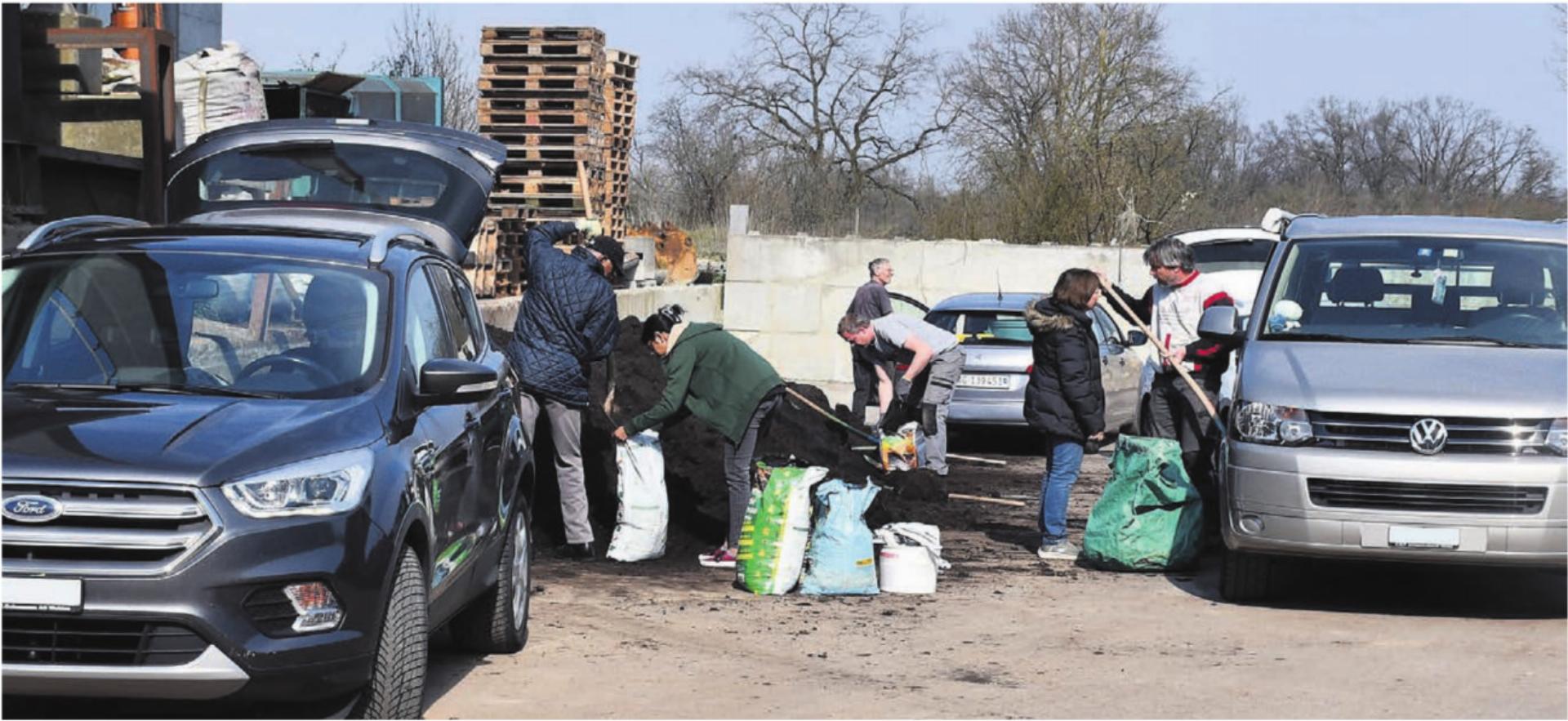 Es herrscht am Komposttag ein grosser Andrang vor dem Komposthaufen. Vielen nutzen die Gelegenheit, das wertvolle Gut gratis beziehen zu können. Bild: Monica Rast - Das Bild wird blockiert. – Möglicherweise durch einen aktiven Adblocker.