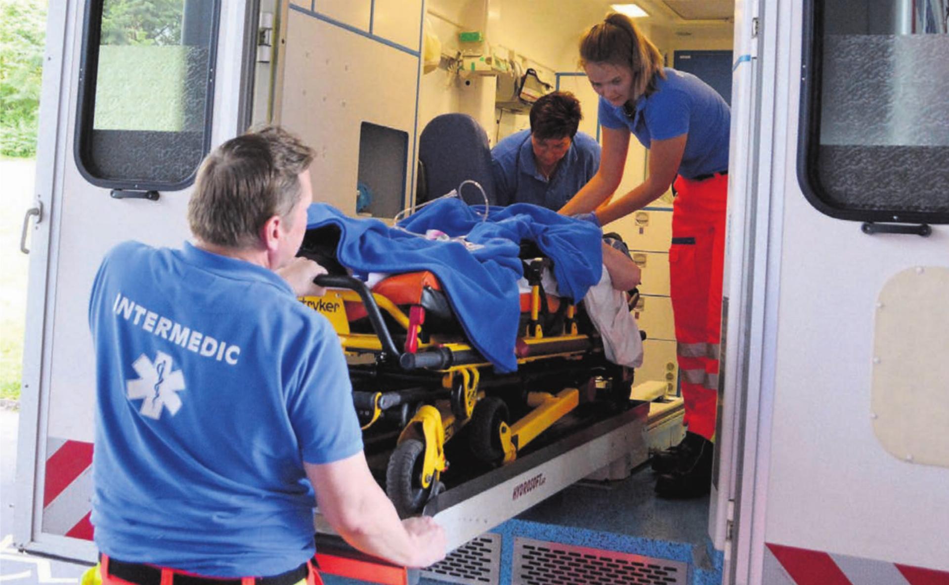 Die Rettungssanitäter Sascha Pulver und Edith Bienz (Mitte) hieven zusammen mit einer Praktikantin beim Notfall des Spitals Muri die Patientin aus dem Rettungswagen. Bilder: Roger Wetli