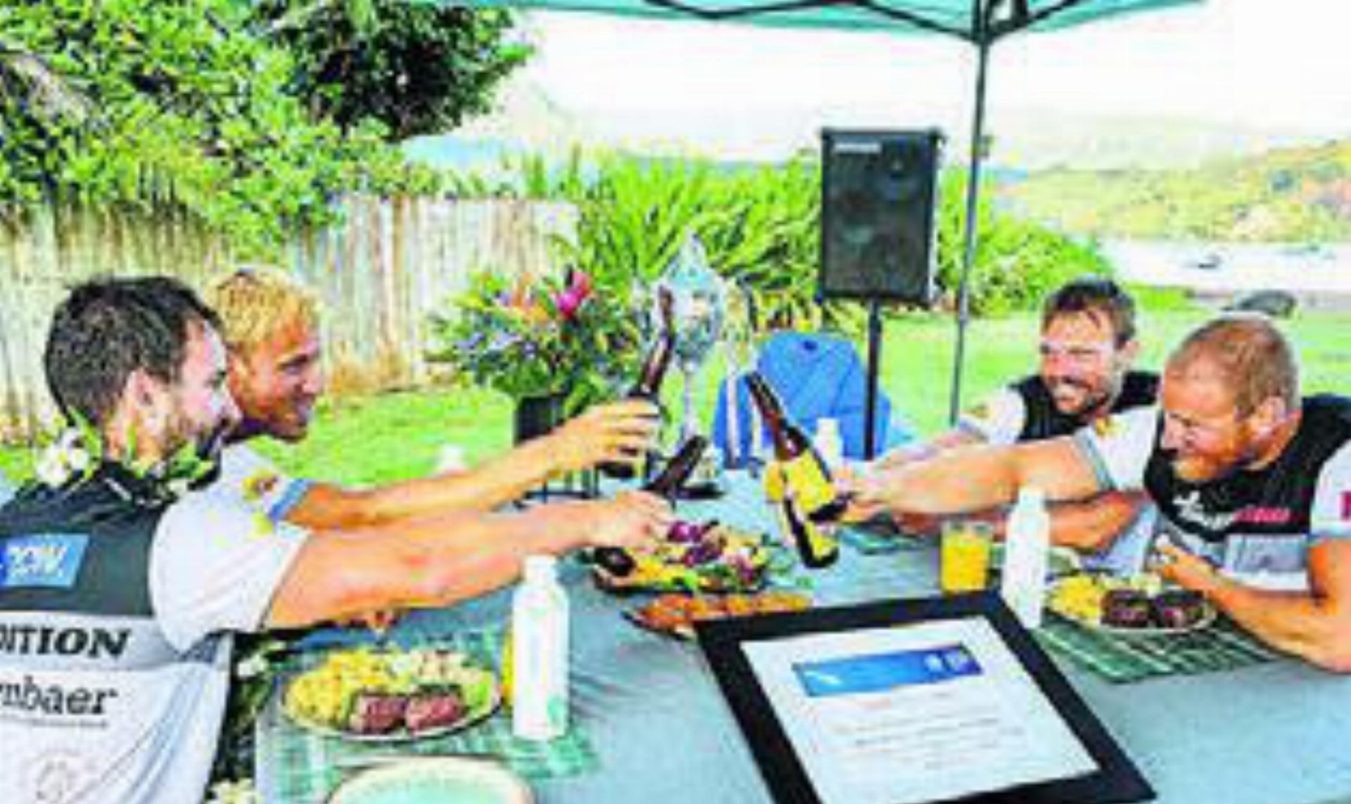 Prost auf den Weltrekord: das Team Swiss Raw. Bild: World’s Toughest Row
