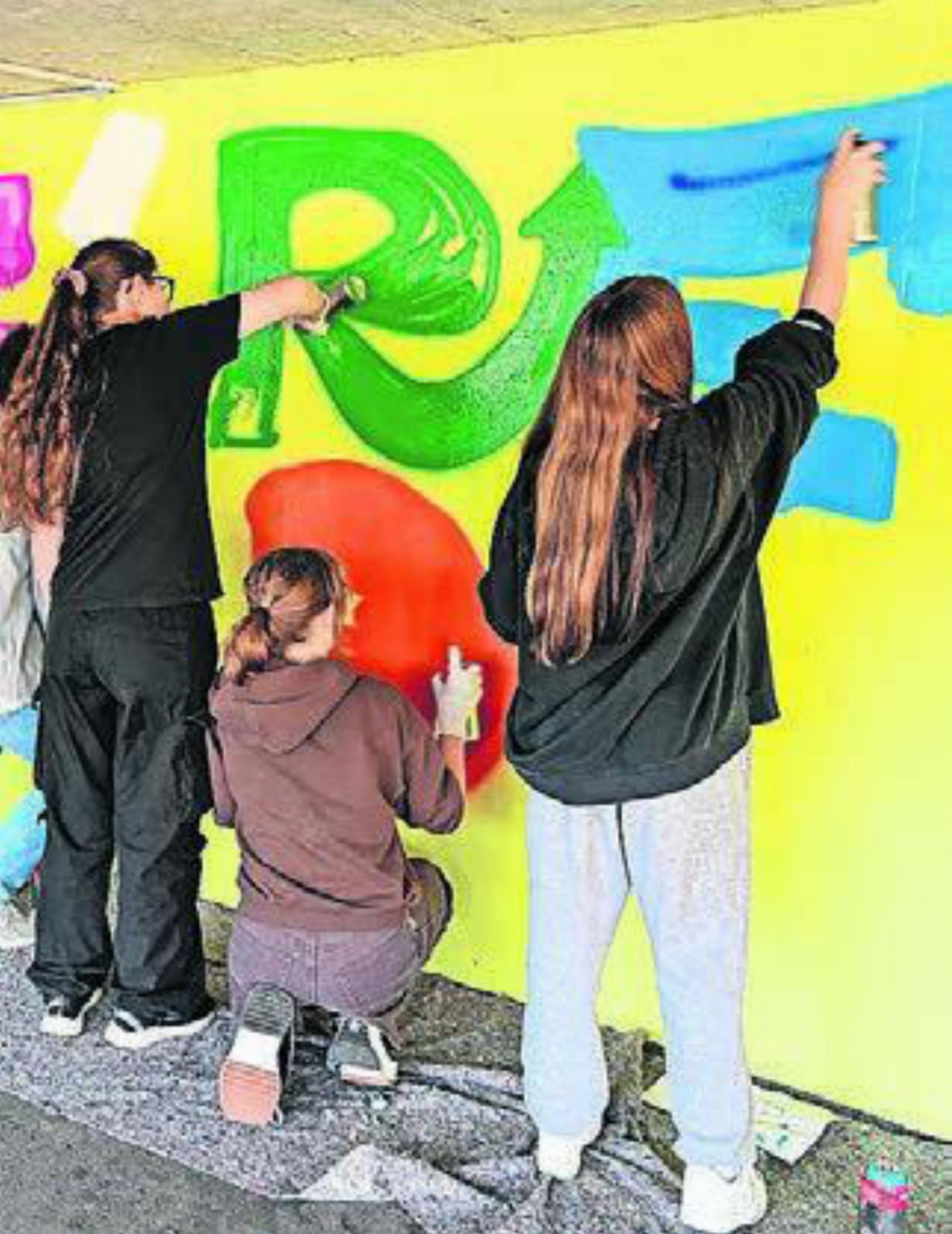 Die Schüler verzieren mit ihren Bild: zg