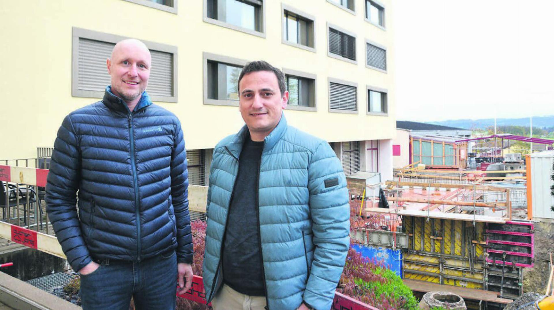 Baukommissionspräsident Peter Mäder (links) und Vereinspräsident Luca Penta freuen sich über den Baufortschritt beim Solino in Boswil. Bild: Annemarie Keusch
