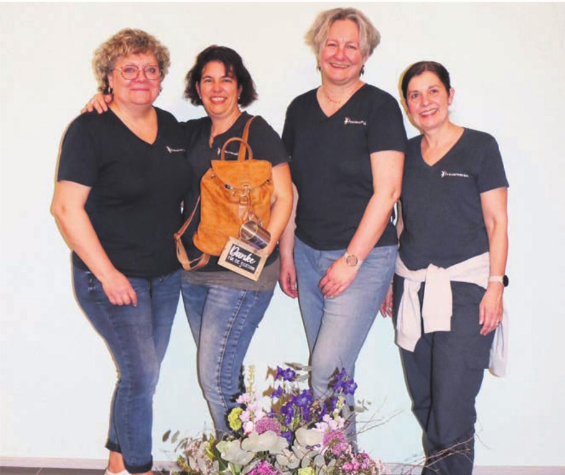 Der Vorstand nimmt Abschied von der scheidenden Präsidentin (von links) Andrea Zubler, Daniela Strebel (abtretende Präsidentin), Nicole Salm (neue Präsidentin) und Susi Tschumi. Es fehlt Conni Hubel. Bild: zg - Das Bild wird blockiert. – Möglicherweise durch einen aktiven Adblocker.