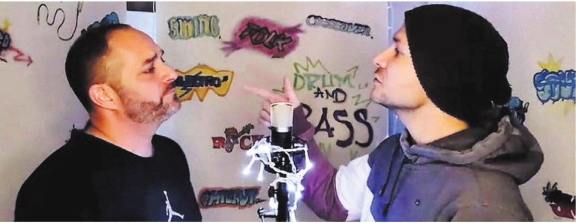 Eine tolle Kombination: Claude Hasler (links) und Jonas Burch  oder Tonki MC und Prime  zwei Bünzmatt-Lehrer, die rappen. Bild: zg - Das Bild wird blockiert. – Möglicherweise durch einen aktiven Adblocker.