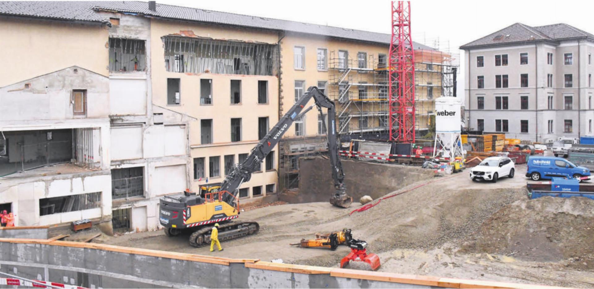 Grossbaustelle Schulzentrum Halde: Zurzeit kommt der Anbau für die Bezirksschule langsam aus dem Boden: Das alte Bez-Schulhaus (Mitte) und das sanierte Primarschulhaus (rechts). Bild: Daniel Marti