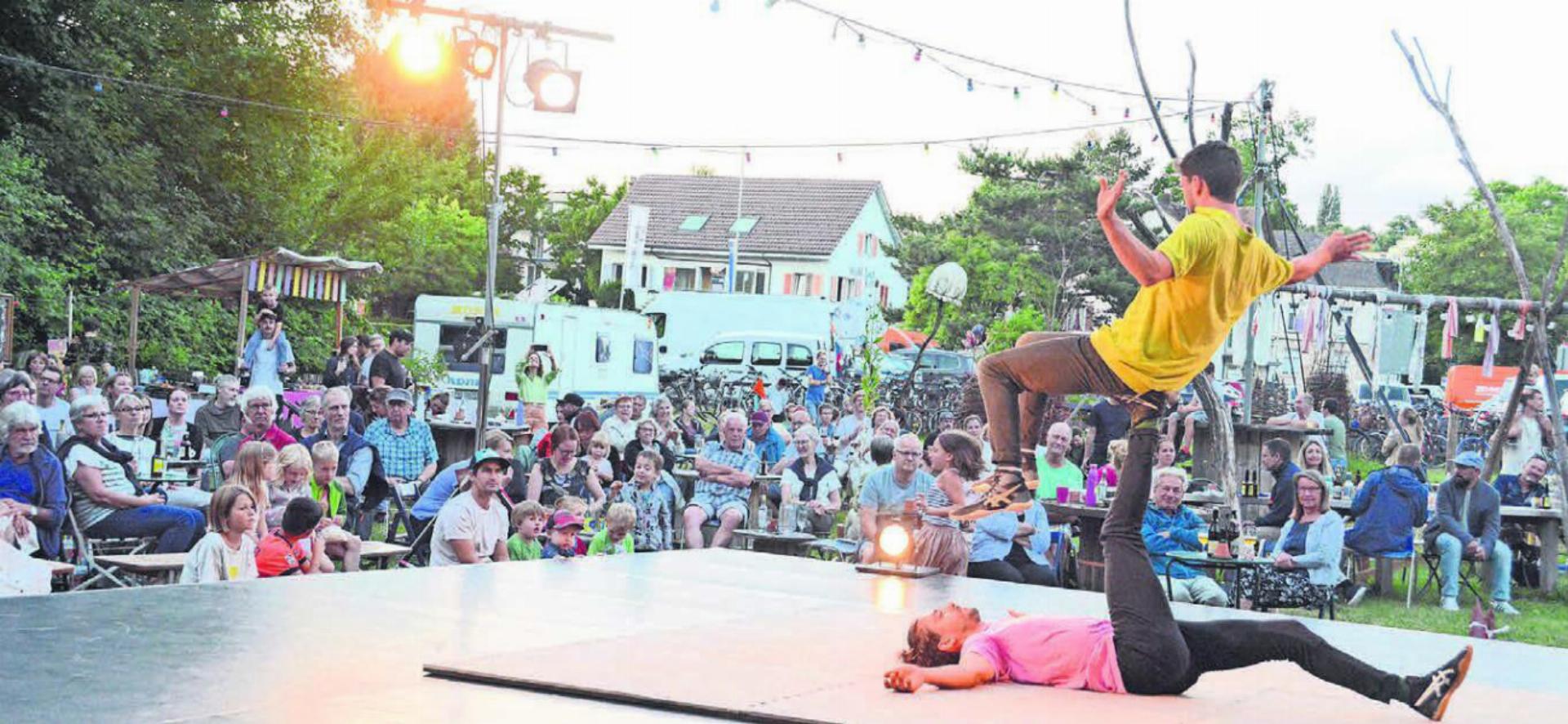 Dank der Sommerbar wird das sonst meist leere Isler-Areal zum beliebten Treffpunkt der Wohler Bevölkerung. Das kulturelle Programm wie beispielsweise das artistische Bühnenfestival Nousu (Bild) lockt stets viel Publikum an. Das Bauprojekt der Stach AG gefährdet nun diese Idylle. Bild: Archiv - Das Bild wird blockiert. – Möglicherweise durch einen aktiven Adblocker.