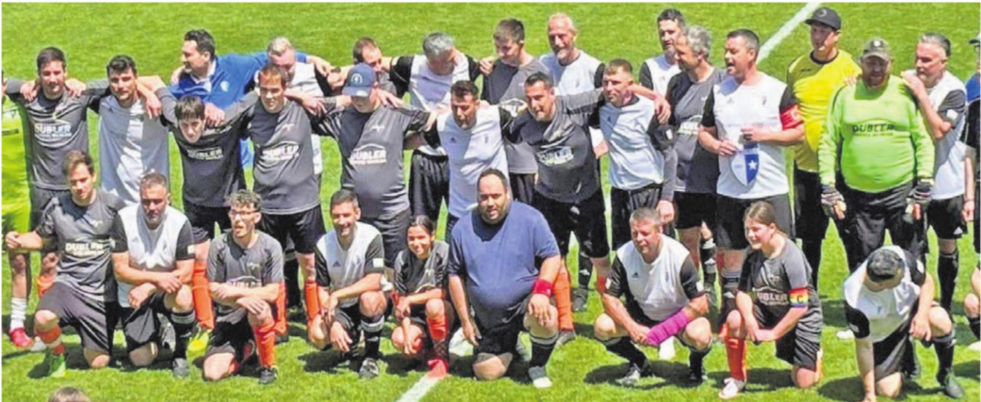Die Senioren des FC Wohlen und das Team des FC Fortuna Integra im vergangenen Jahr beim gemeinsamen Mannschaftsfoto. Bild: zg - Das Bild wird blockiert. – Möglicherweise durch einen aktiven Adblocker.