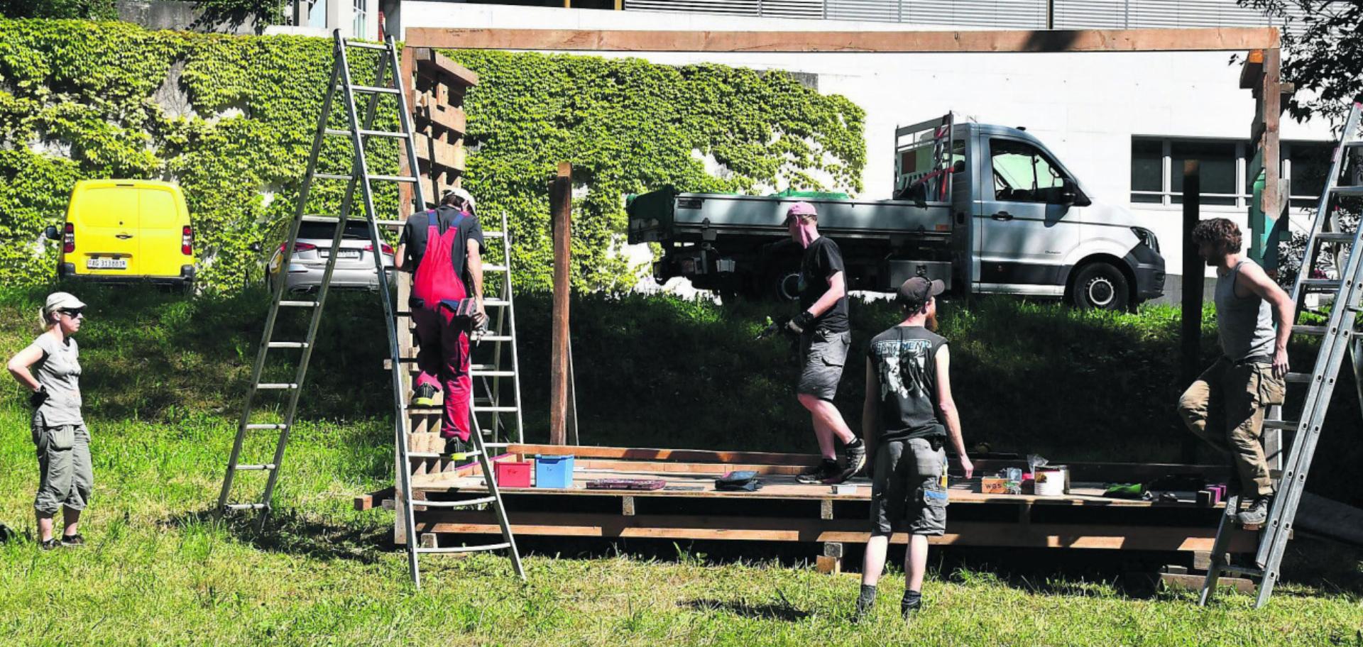 Die Vorbereitungen laufen auf Hochtouren. Die Bühne wurde aus dem Winterquartier geholt und für die Acts an der Sommerbar zusammengebaut. Bild: Monica Rast