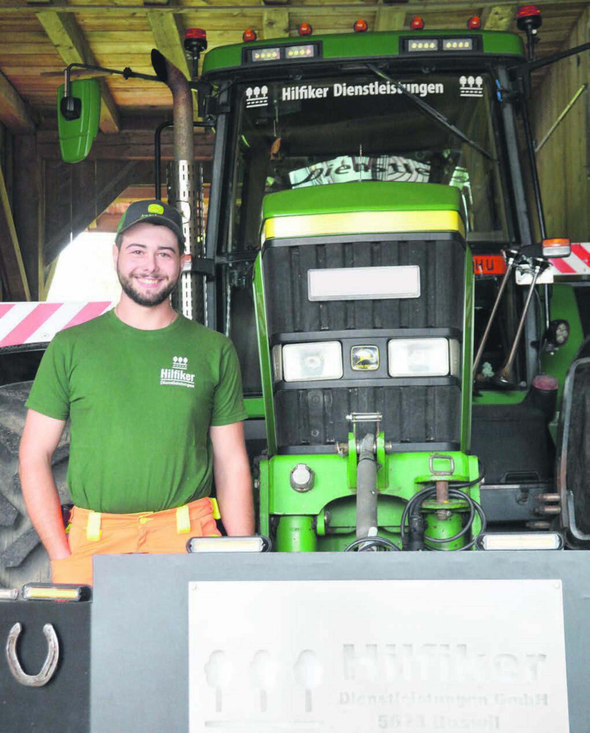 Mathias Hilfiker ist der Stolz anzusehen. Dass er sich den Traum des John Deere 7810 und des eigenen Unternehmens erfüllen konnte, macht ihn glücklich. Bild: Annemarie Keusch