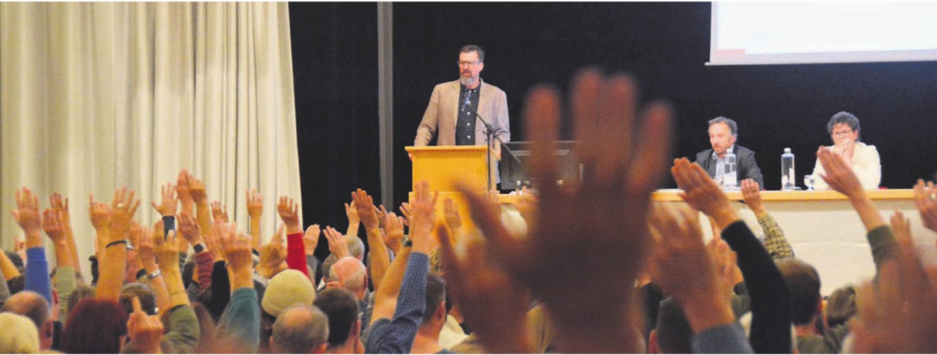 Das deutliche Ja zur Sanierung und zum Ausbau der Badi freute Gemeinderat Beat Küng (am Rednerpult) ganz besonders. Bild: Annemarie Keusch - Das Bild wird blockiert. – Möglicherweise durch einen aktiven Adblocker.