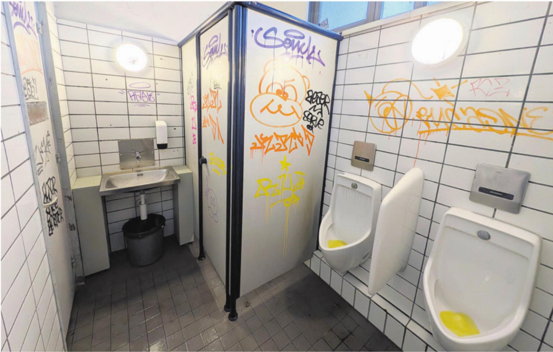 Die Toilette auf dem Obertor-Platz wird immer wieder Opfer von Vandalismus aller Art. Bilder: Marco Huwyler - Das Bild wird blockiert. – Möglicherweise durch einen aktiven Adblocker.