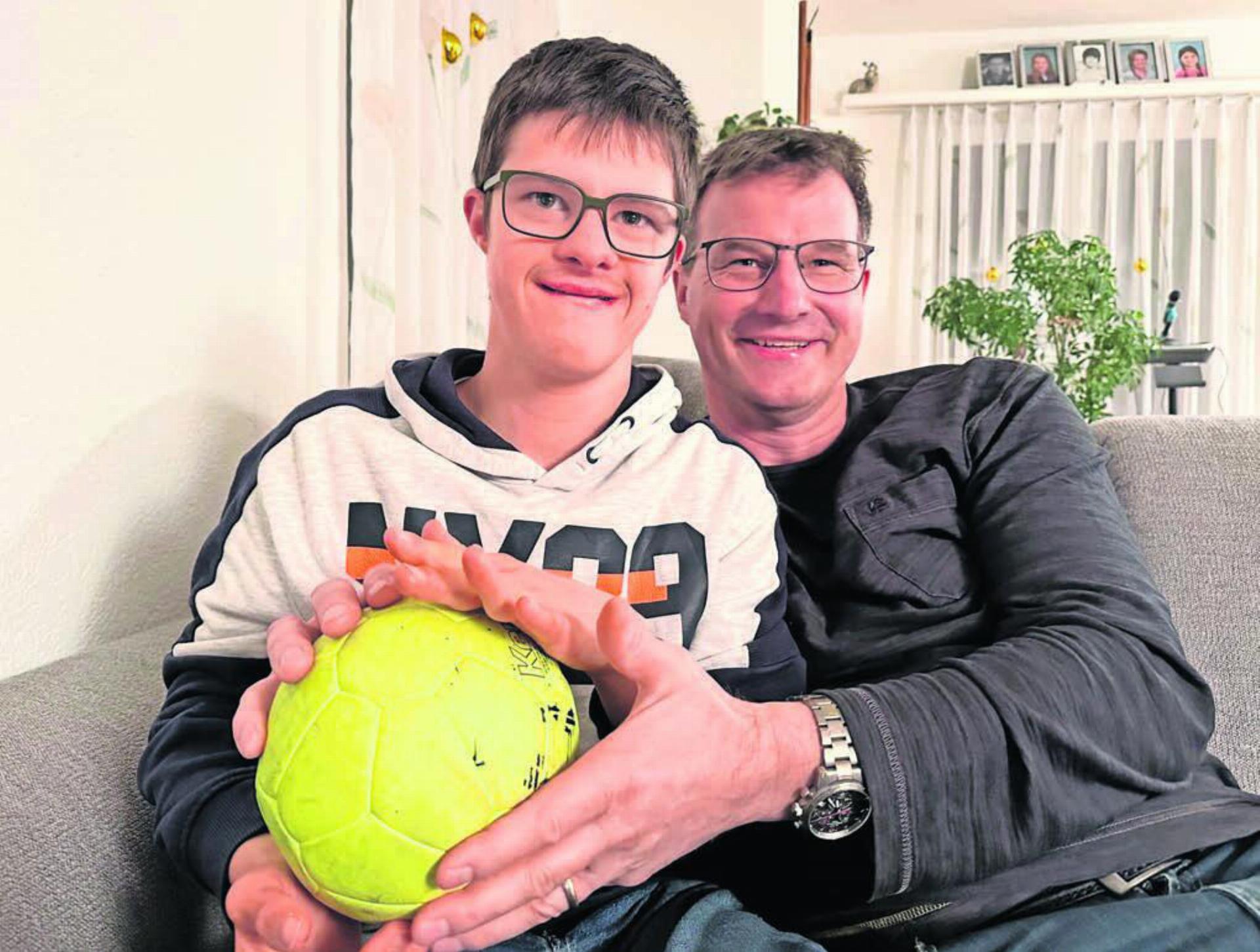 Stephan Jaeggi ist die treibende Kraft beim Thema Inklusion im Feriämter Handball: Sein Sohn Silvan, er leidet am Downsyndrom, kann dank seinem Vater jetzt sein geliebtes Handball spielen. Bild: Archiv / spr