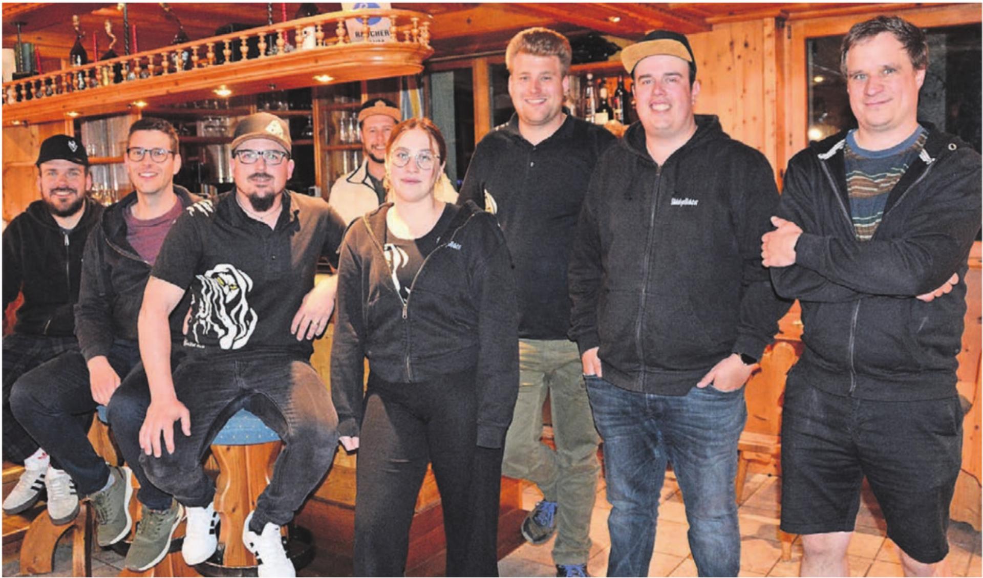 Die diesjährige Sousiwanderung organisieren: (v. l.) Patrick Mairinger (OK-Präsident), Jean-Marc Berchtold (Initiant), Fabian Stalder (Präsident Sädelgeischter), Sarah Gander, Pascal Käppeli, Christoph Fankhauser, Patrick Reichmuth (Präsident Sousiwanderung), hinter der Bar Severin Wertli. Bilder: Roger Wetli / zg - Das Bild wird blockiert. – Möglicherweise durch einen aktiven Adblocker.