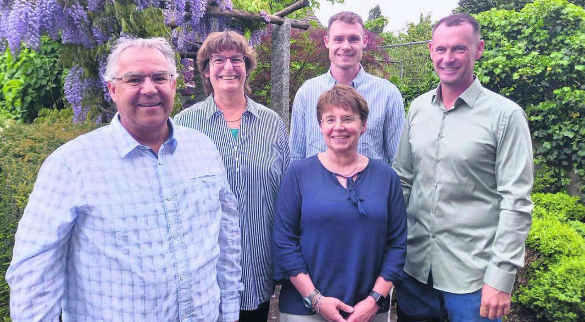 Die Familie Huber mit den Nachfolgern. Aus der Emil Huber AG wird die neue Firma Huber Gärten AG (v. l.): Christian Huber, Christa Huber, Brigitte Huber, Jachin Leu und Thomas Zahmel.
Bilder: lan