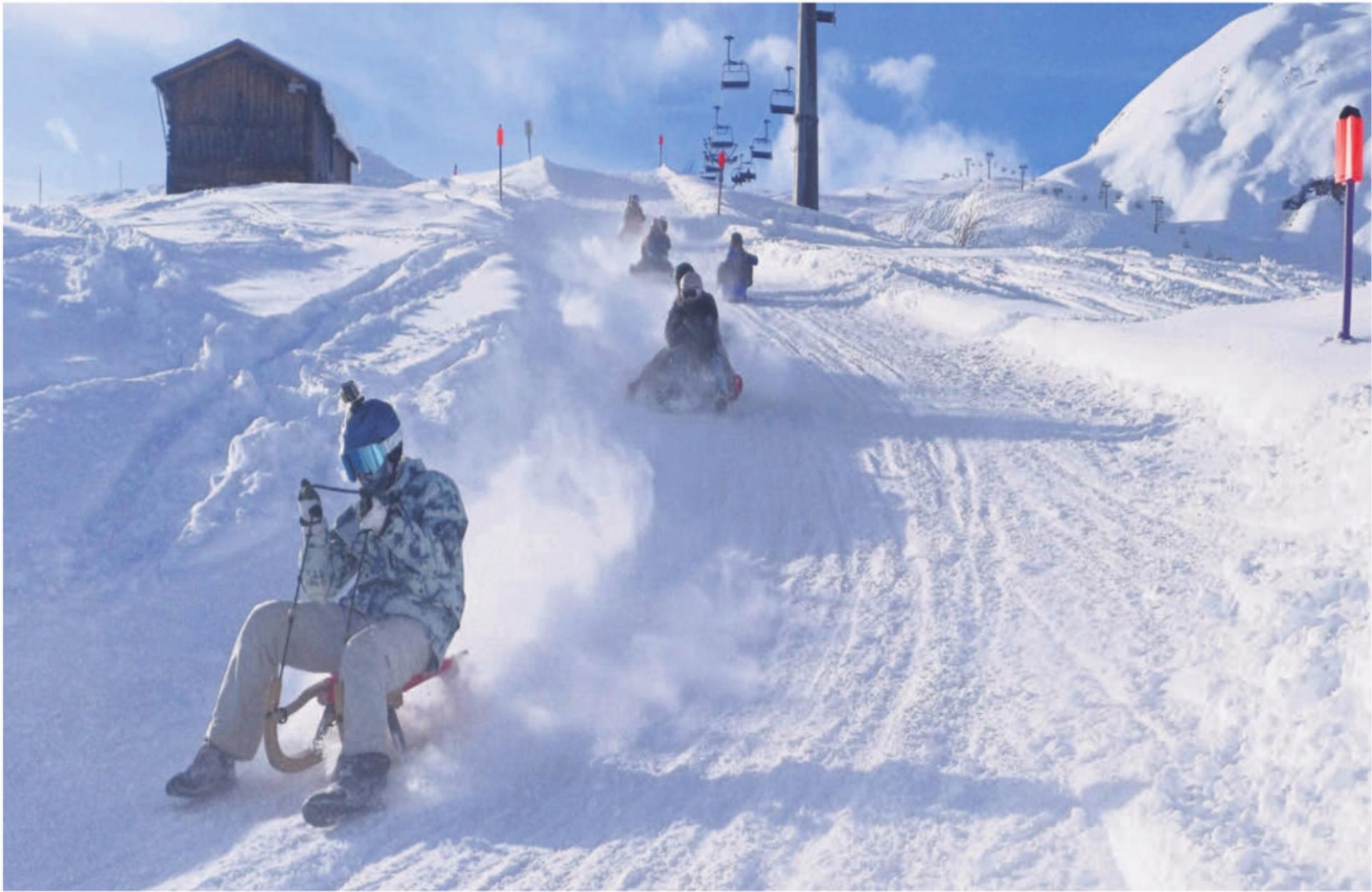 Schlitteln ist bei allen Teilnehmenden eine beliebte Abwechslung. Bild: zg - Das Bild wird blockiert. – Möglicherweise durch einen aktiven Adblocker.