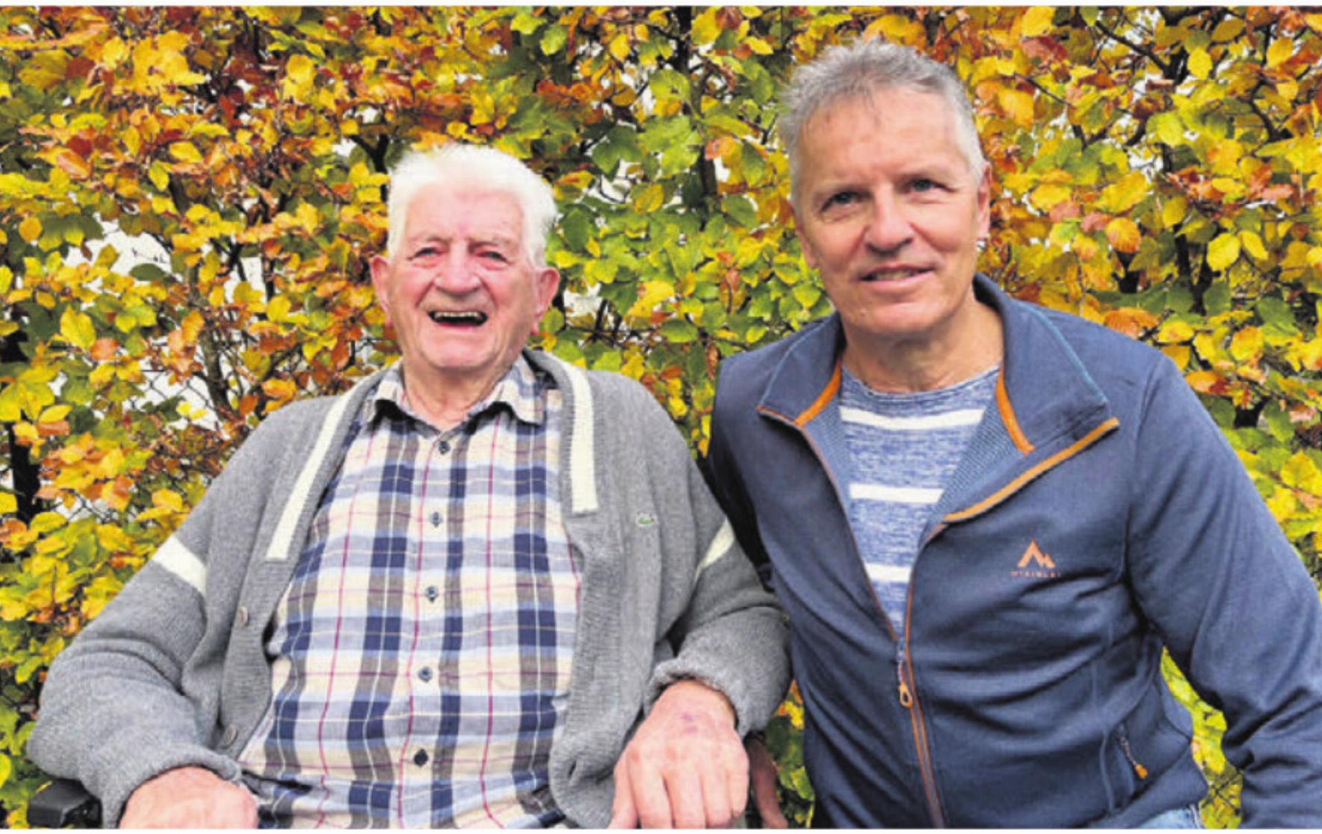 Alois Koller (l.) erhielt zu seinem 100. Geburtstag Besuch von Sepp Koch. Bild: zg - Das Bild wird blockiert. – Möglicherweise durch einen aktiven Adblocker.