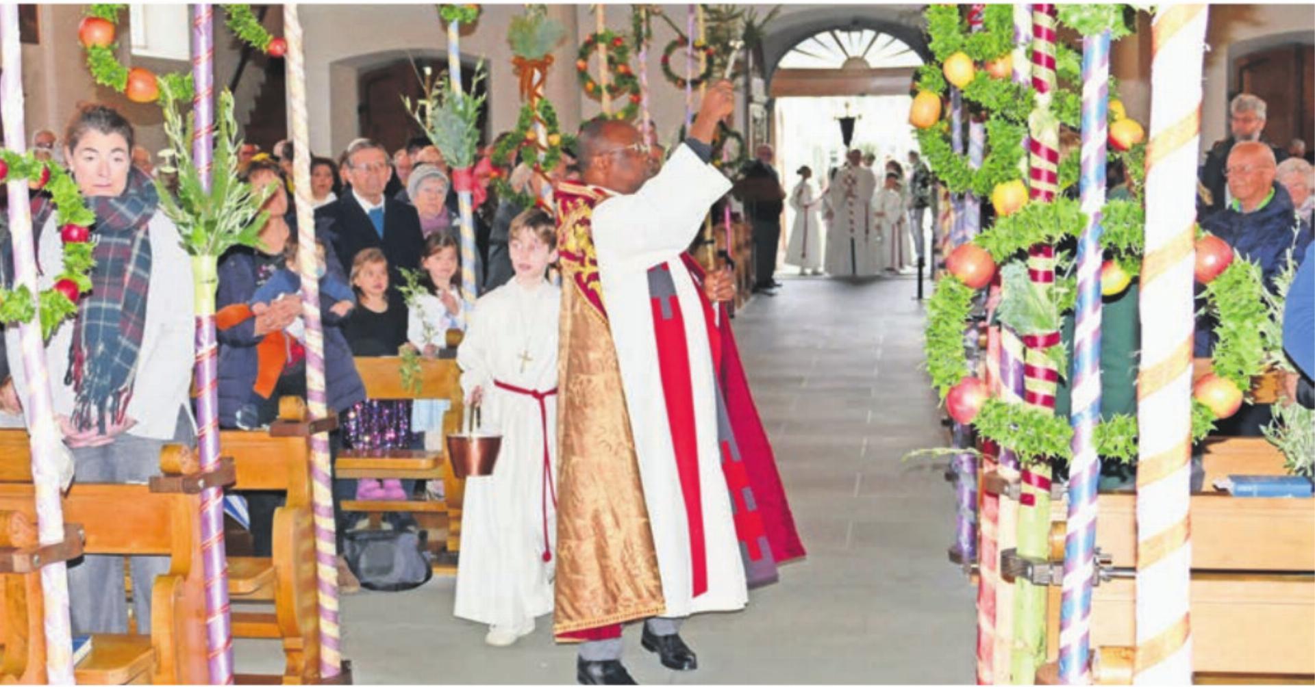 24 geschmückte Palmen haben der katholischen Kirche eine besondere Ambiance verliehen. - Das Bild wird blockiert. – Möglicherweise durch einen aktiven Adblocker.