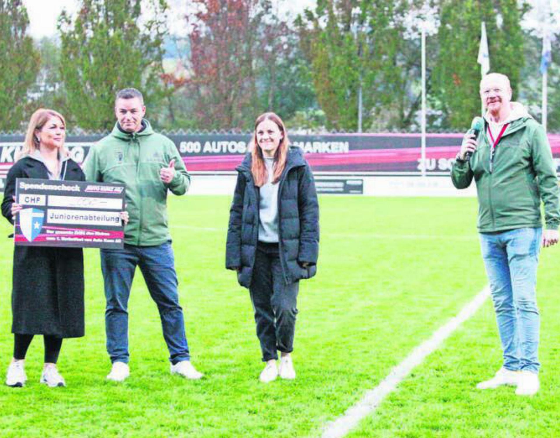 Carla Vicedomini (links) von der Auto Kunz AG übergibt dem FC Wohlen die Spende. Marcel Amrein (2. von links), Selina Weidenmann und Jürgen Frömberg nehmen im Namen des Vereins den Scheck für die Juniorenabteilung entgegen. Bild: jl
