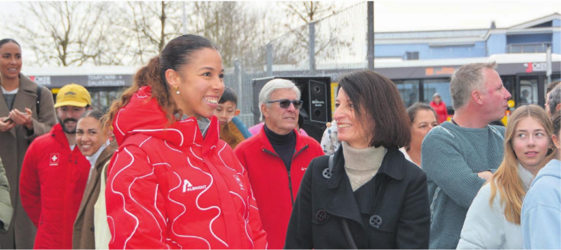 Melanie Hasler wird in Berikon von Freunden, Familie und Fans gefeiert. Gemeindeammann Petra Oggenfuss fand passende Worte für die Olympionikin. Bild: Sabrina Salm - Das Bild wird blockiert. – Möglicherweise durch einen aktiven Adblocker.