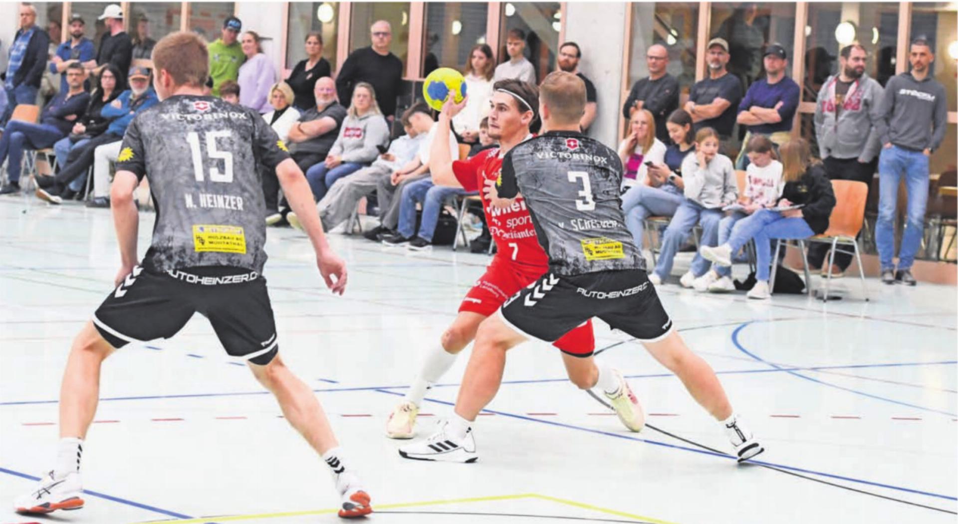 Am Ende der Matchwinner: Janis Furter (am Ball) im Spiel in Muotathal. 
Bild: tvm - Das Bild wird blockiert. – Möglicherweise durch einen aktiven Adblocker.