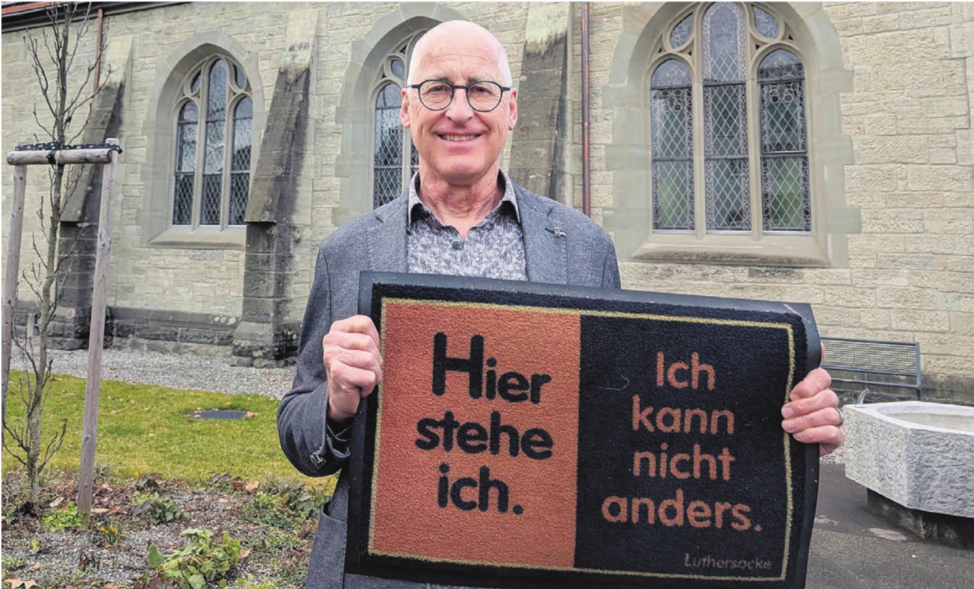 Er konnte zuweilen auch nicht anders: Martin Luthers berühmtes Zitat passt bestens zum Werdegang von Ruedi Bertschi – und zu seinem stimmigen Fussabtreter. Bild: Marco Huwyler - Das Bild wird blockiert. – Möglicherweise durch einen aktiven Adblocker.