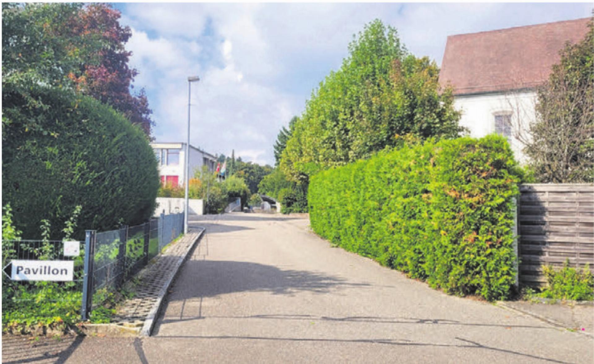 Der Weg vom Dorfplatz zur Schulanlage wird gesperrt, das Pfarreilokal darf noch angefahren werden, danach gilt ein Fahrverbot. Bild: chh - Das Bild wird blockiert. – Möglicherweise durch einen aktiven Adblocker.