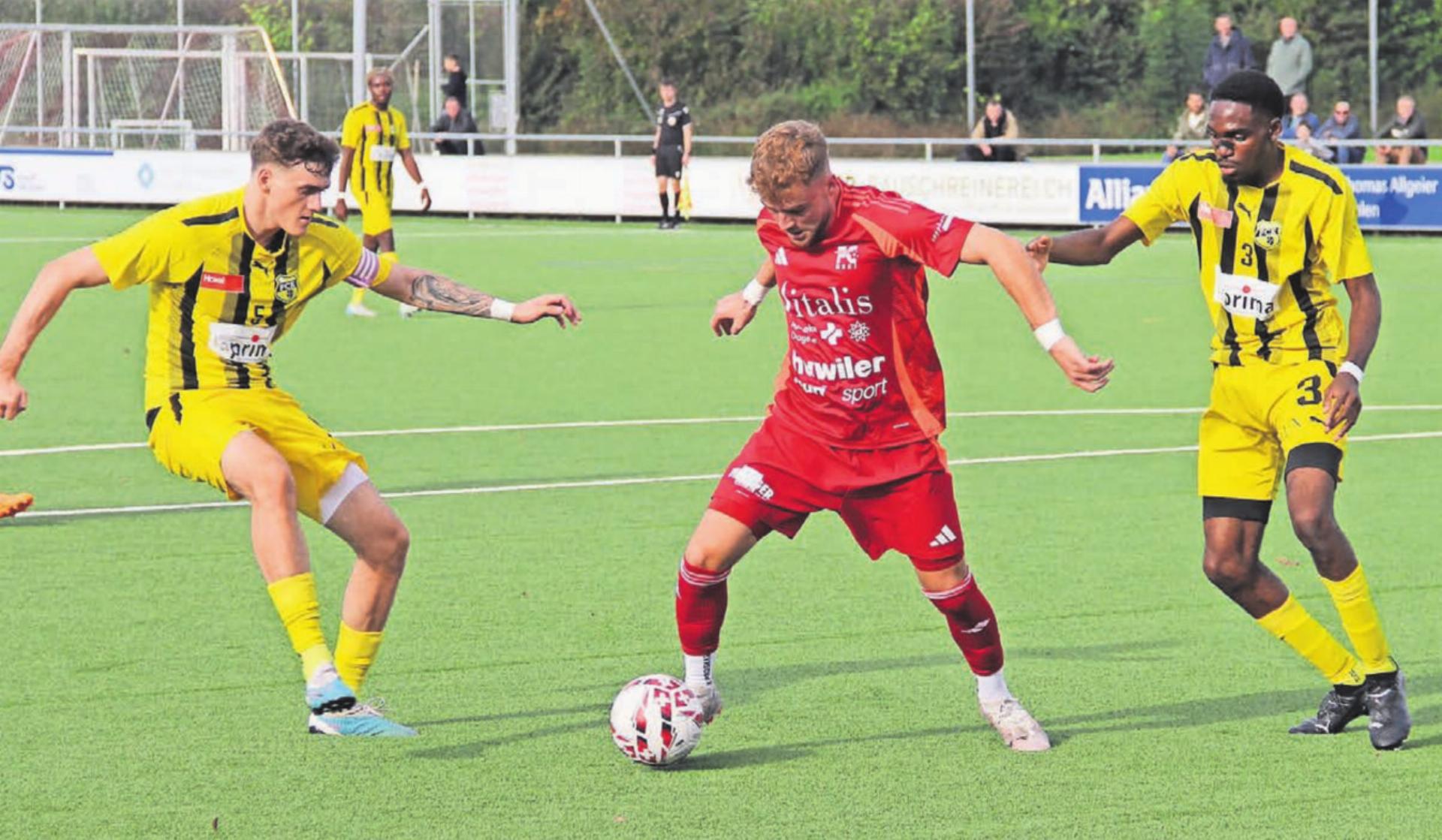 Yves Furrer (Mitte) vom FC Muri ist hier für einmal im gegnerischen Strafraum. Die Freiämter waren offensiv aber viel zu harmlos. Bild: pf