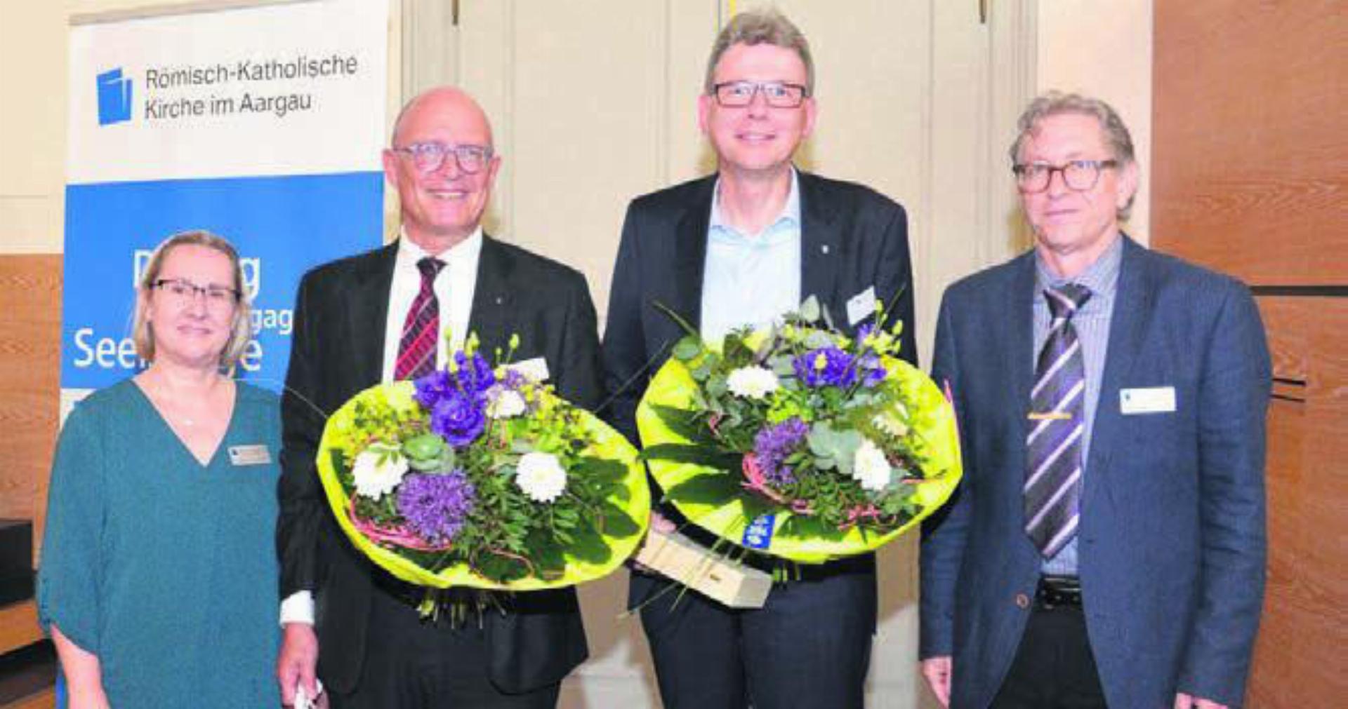 Landammann Dieter Egli (Zweiter von rechts) und Kirchenratspräsident Pascal Gregor (Zweiter von links) wurden von der Synode der Römisch-Katholischen Kirche im Aargau einstimmig zu neuen Diözesanabgeordneten gewählt. Die Vizepräsidentin der Synode, Elisabetta Zamperini, und der Präsident der Synode, Matthias Schüepp, gratulierten ihnen mit Blumen.
