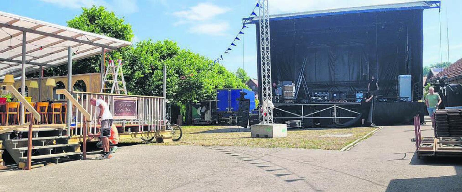 Der Aufbau des Festgeländes läuft aktuell auf Hochtouren. Bild: chh