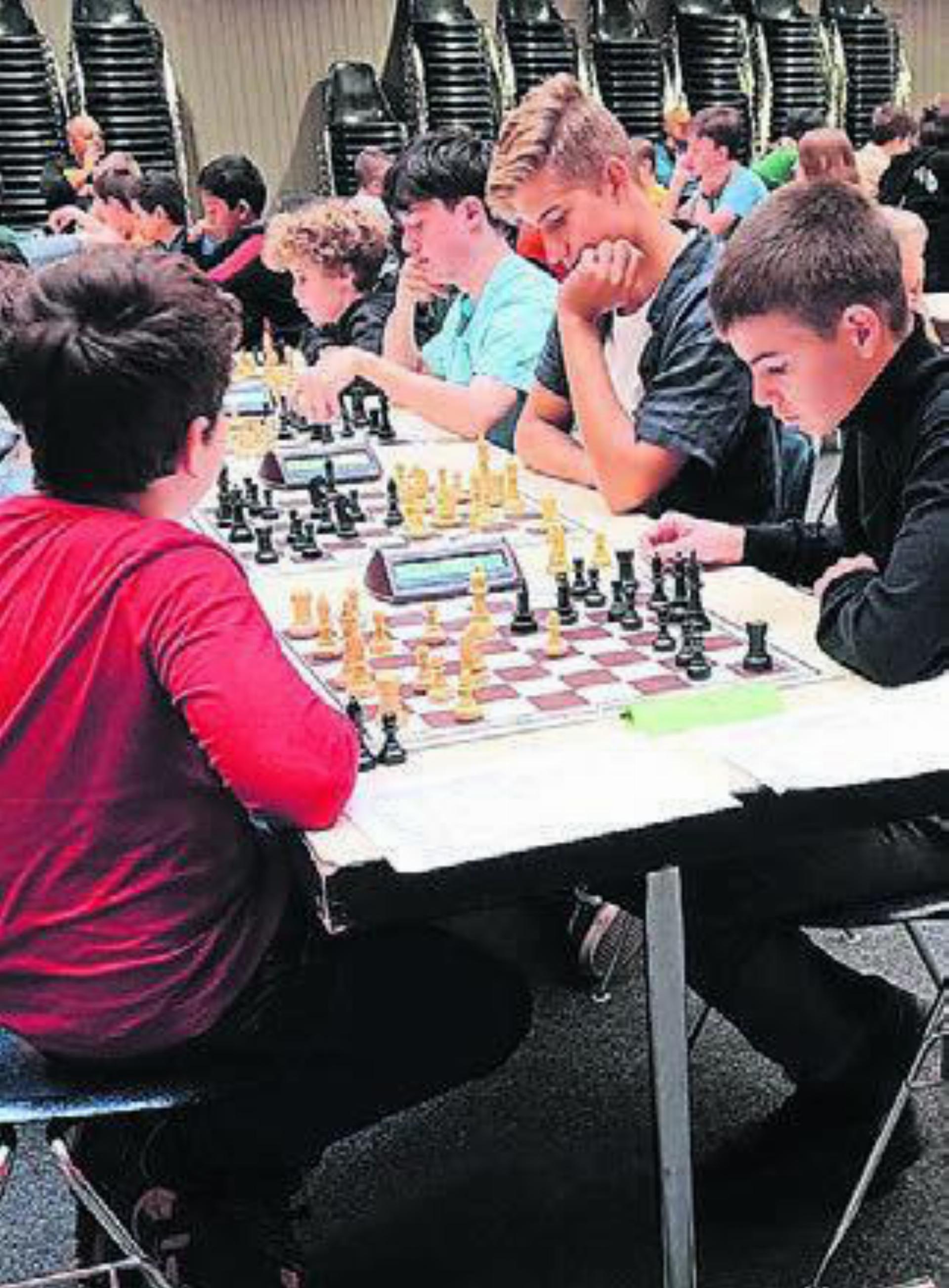 Die Bremgarter Schüler massen sich in Niederlenz im Schach. Bild: zg