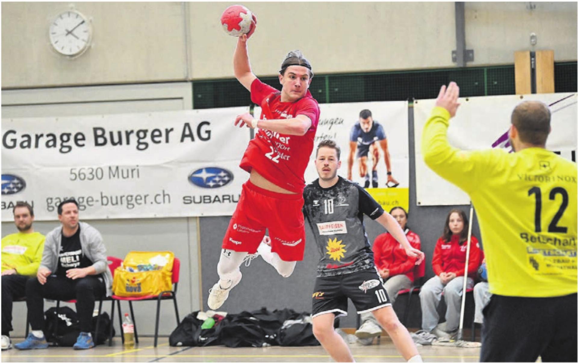 Trotz zahlreicher Fehlwürfe bei Muri: Simon Hafner (in Rot) konnte fünf Tore zum knappen Sieg beitragen. Bild: tvm - Das Bild wird blockiert. – Möglicherweise durch einen aktiven Adblocker.