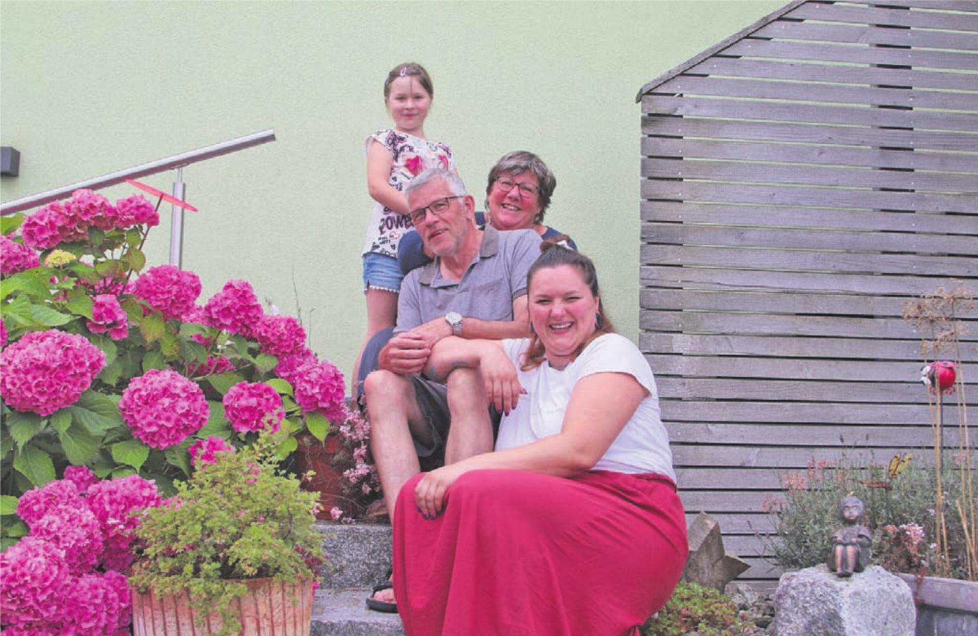 Sie sorgen für die Farbe in der Villa Illnerbunt (von unten nach oben): Dragana Cuparic, die zwölf Jahre lang dort gelebt hat, Gerd und Bigi Illner und Draganas Tochter Aria. Bilder: Josip Lasic