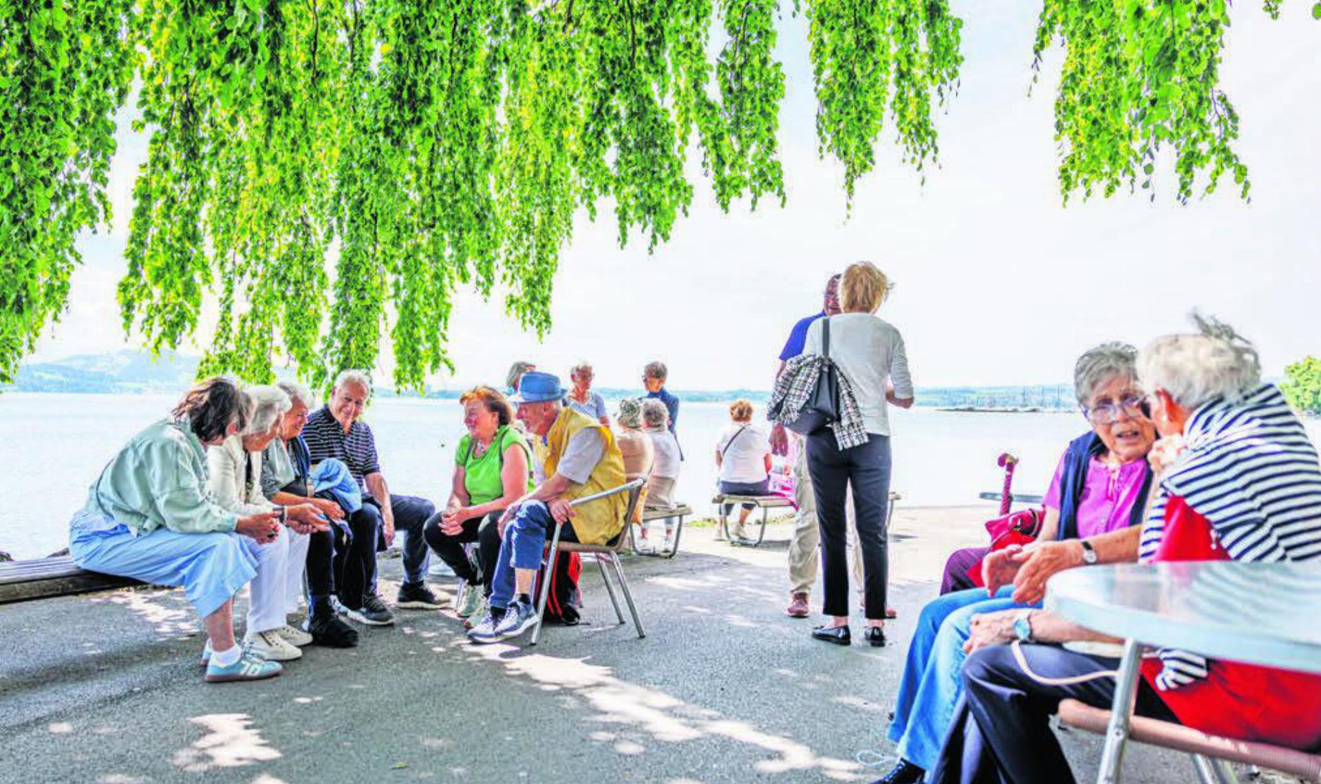 Der Halt am Anlegesteg in Zug versetzte die Reisegruppe bereits in Ferienstimmung. Bilder: Simon Huwiler