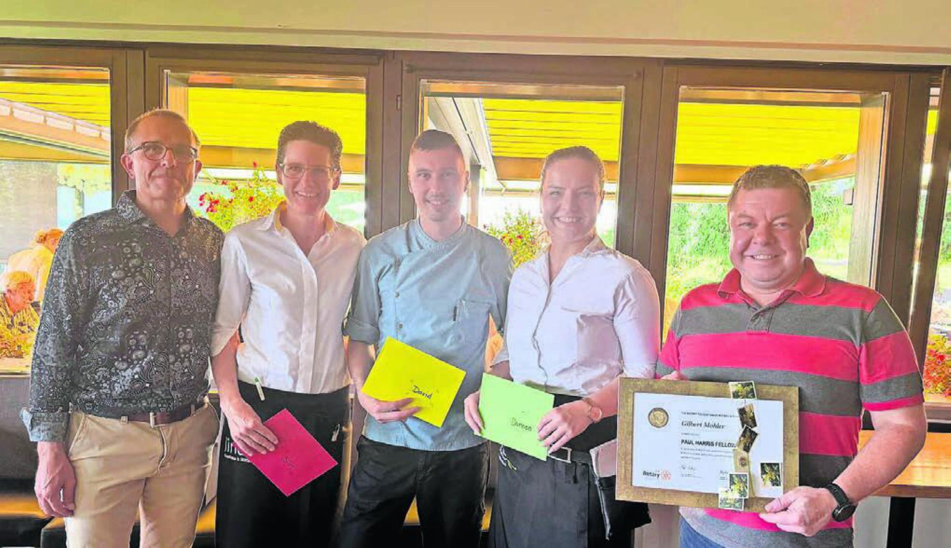 Max Wyder, Präsident Rotary Club Freiamt, gratuliert den engagierten Gastgeberinnen und Gastgebern (v. l.): Silvie Kempf, David Kurz, Doreen Helbig und Gilbert Mohler zur höchsten Auszeichnung von Rotary International. Bild: zg