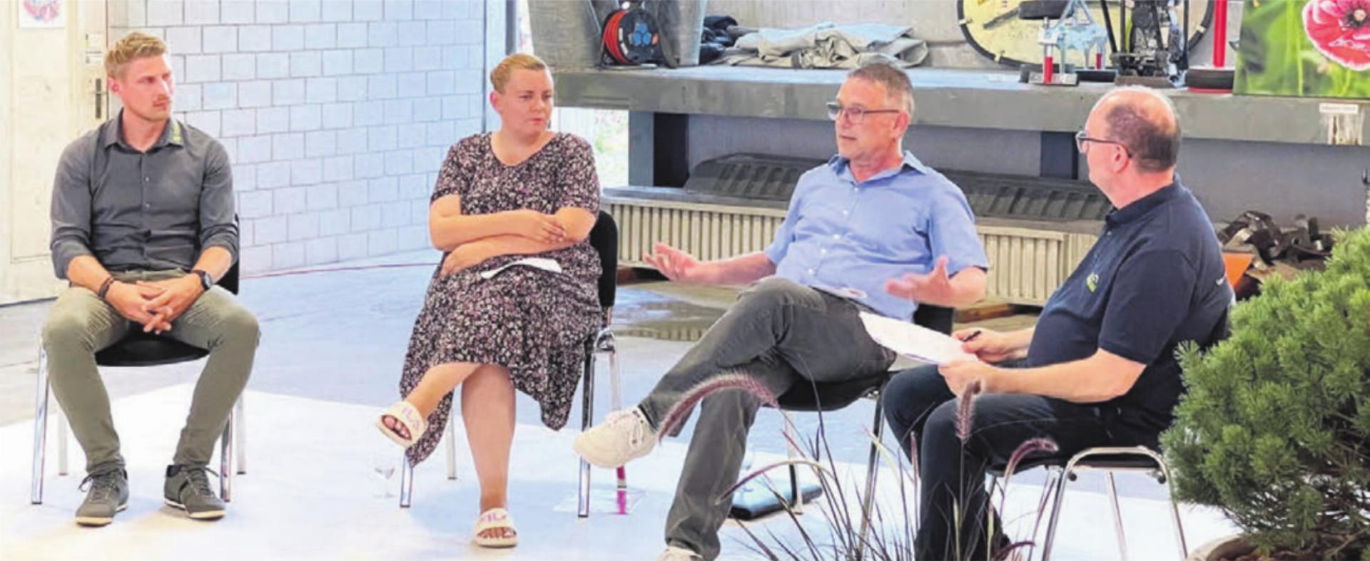 Interessantes Podium mit (von links) Pascal Hufschmid (Hufschmid Gartenbau AG), Bianca Voegeli (Reusspark), Ruedi Geissmann (Brack.ch) und Moderator Antonio Giampà (Präsident Gewerbeverein Reusstal). Bild: zg