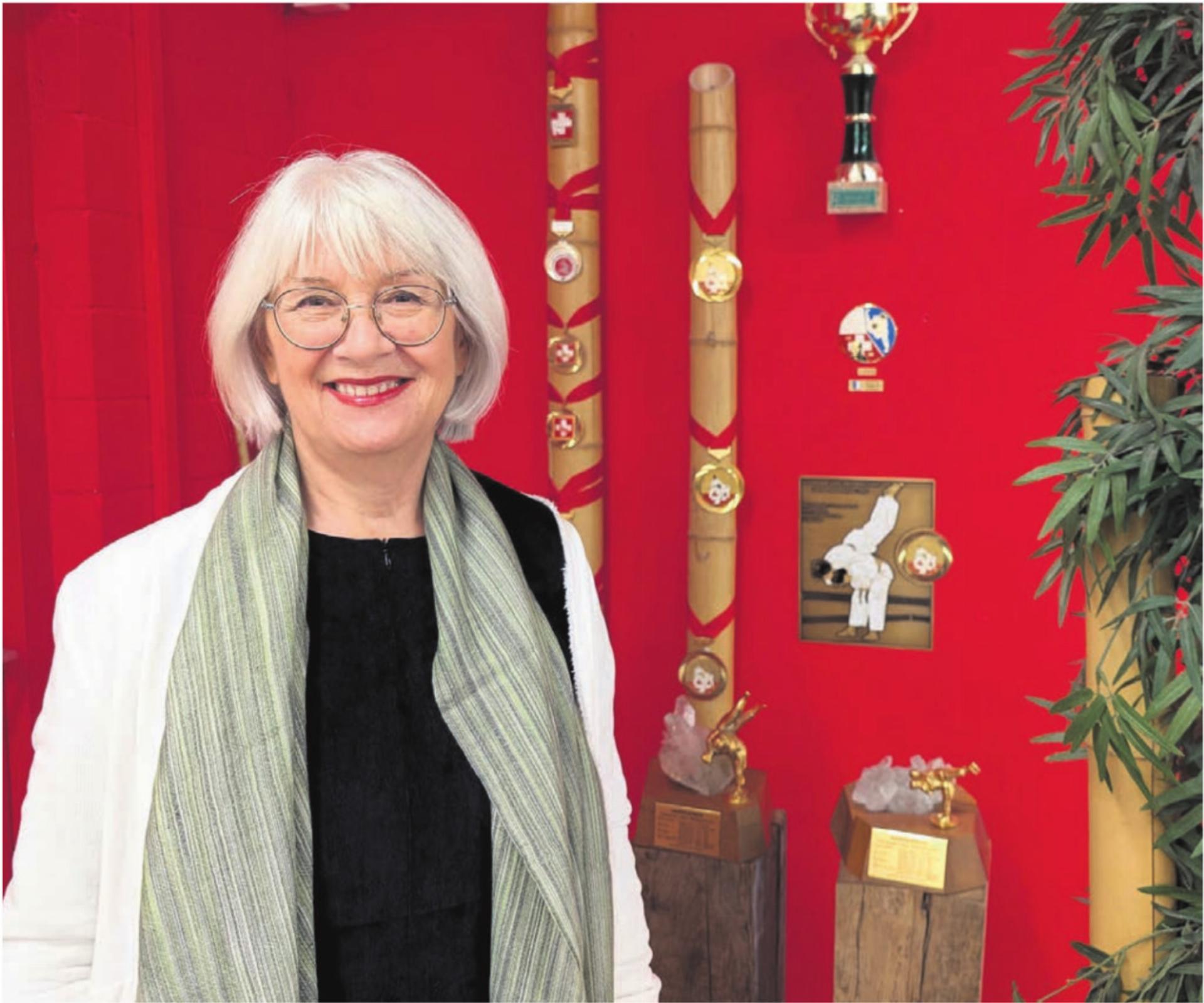 Suzanne Emch fand in ihrem Sport Erfolg und Erfüllung – und zog daraus Wissen und Know-how, um eine einzigartige Kampfkunst-Schule zu betreiben. Nun hat sie die Nachfolge aufgegleist, hält ihrem Lebenswerk aber weiterhin die Treue. Bild: Marco Huwyler - Das Bild wird blockiert. – Möglicherweise durch einen aktiven Adblocker.