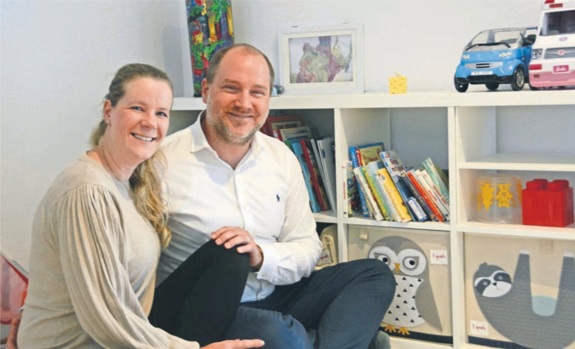 Maja und Nicolai Lütschg wünschen sich, dass der Gemeinderat Hägglingen in Sachen Tagesstrukturen über die Bücher geht. Davon profitieren dann nicht nur die eigenen, sondern alle Kinder des Dorfes. Bild: Chregi Hansen