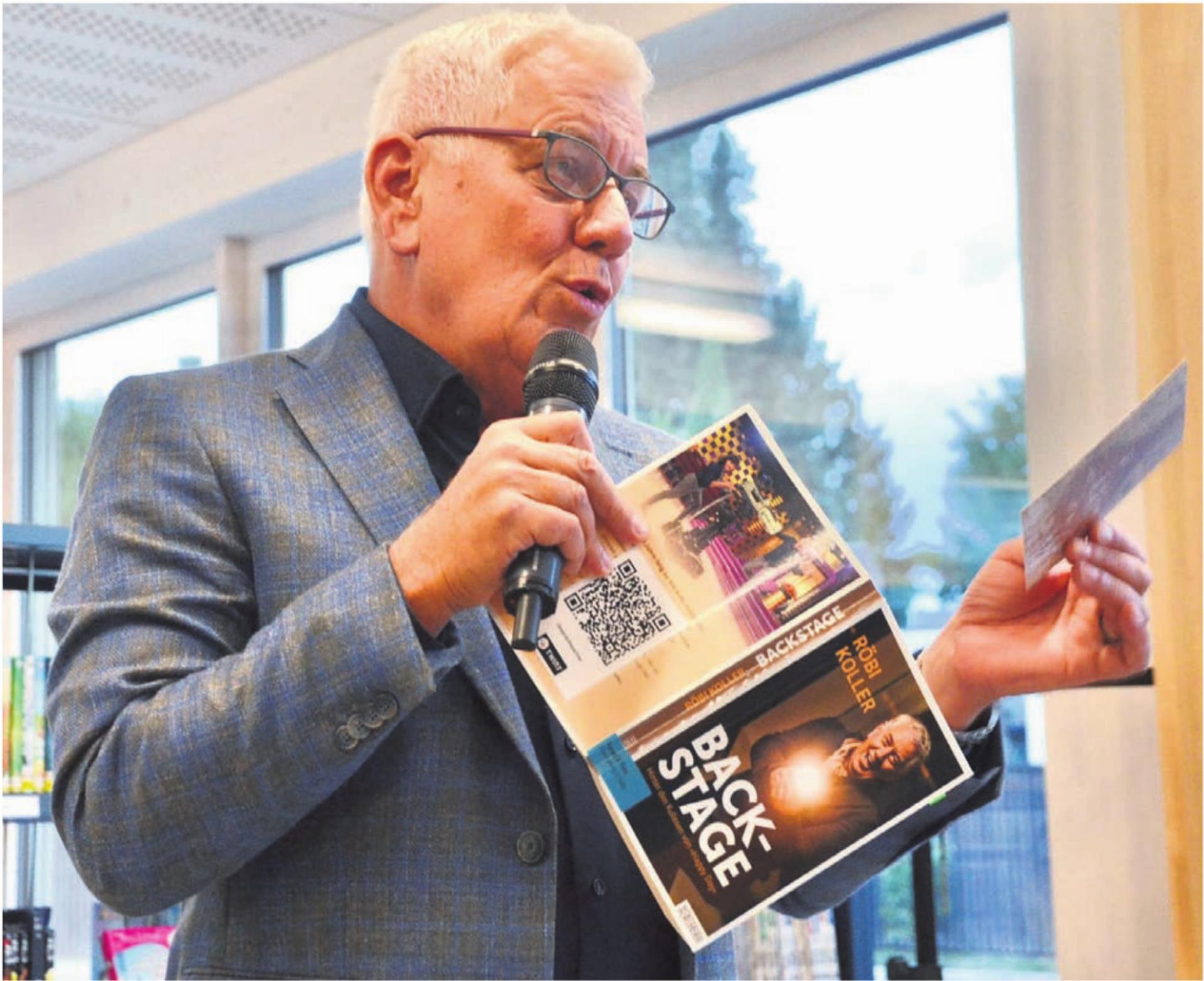 Sein Buch «Backstage» klappte Röbi Koller in Merenschwand nicht oft auf. Meist sprach er frei von der Leber. Bild: Thomas Stöckli - Das Bild wird blockiert. – Möglicherweise durch einen aktiven Adblocker.