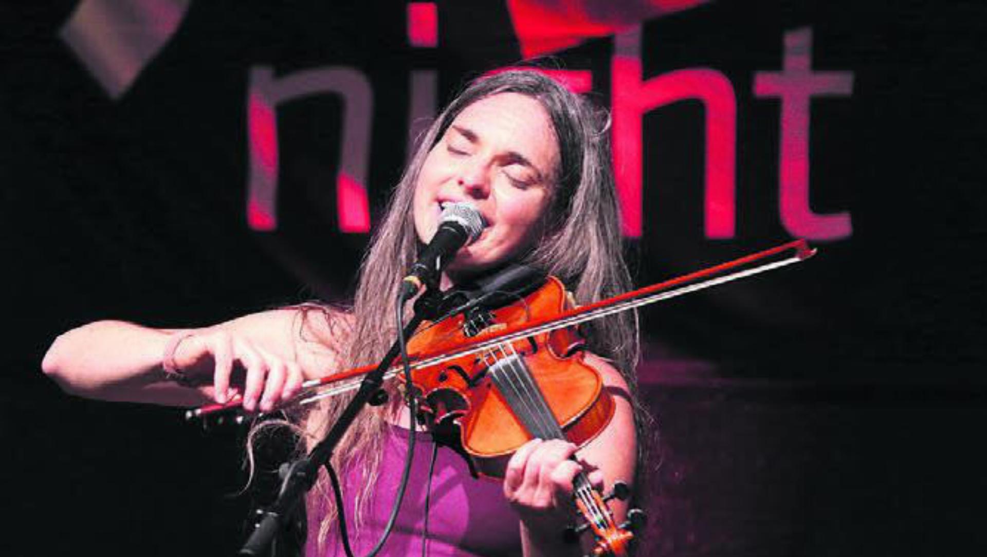 Geige, Gesang, Esther Nydegger: Zéphyr Combo zeigte einen Glanzauftritt. Bild: spr