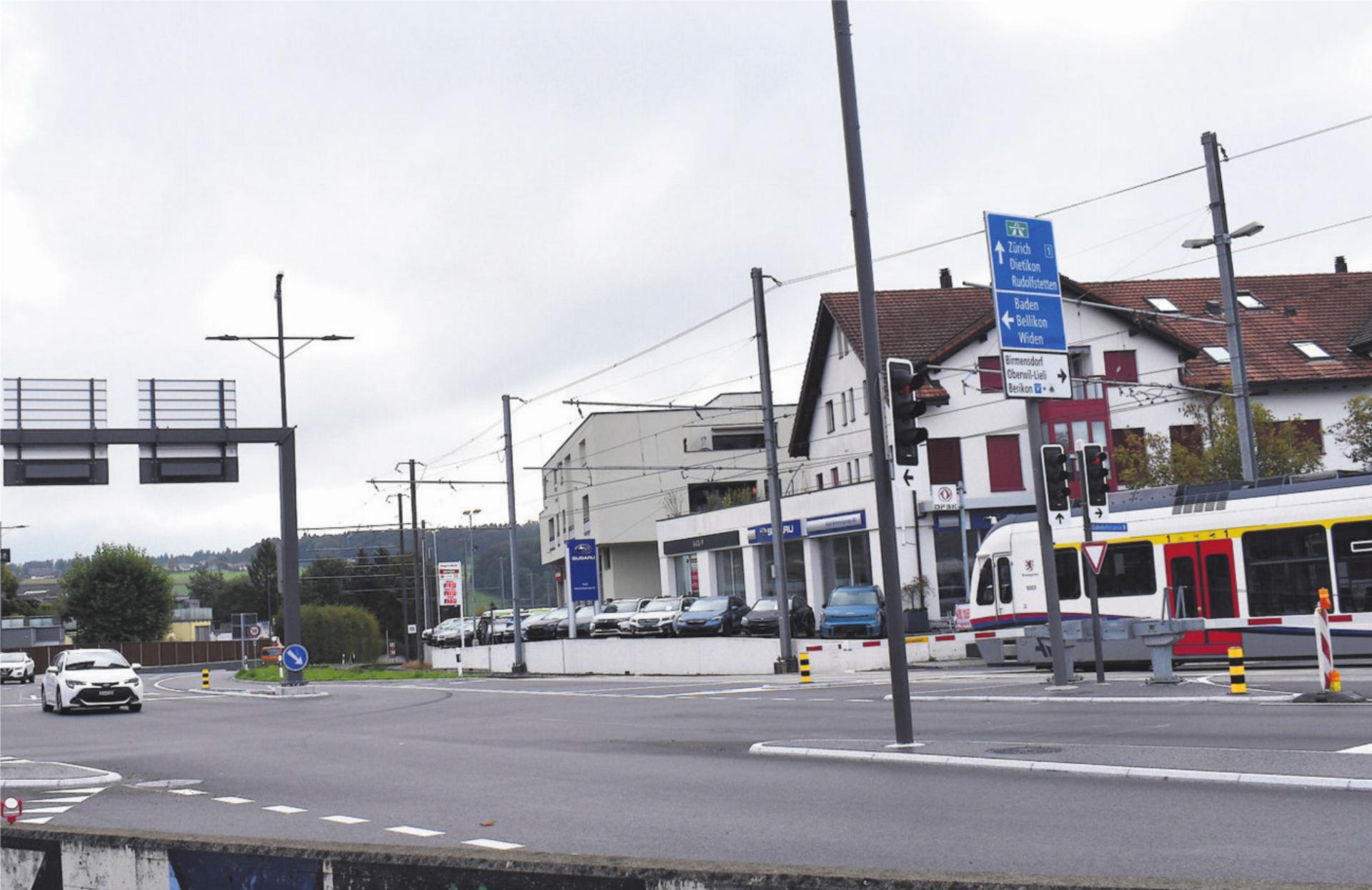 Der Verkehr über den Mutschellerknoten gibt viel zu reden. Eine Verlegung der Bahn in den Boden ist schon länger ein Thema. Der Regierungsrat hält zwar etwas von dieser Idee, sieht aktuell aber keine Notwendigkeit für eine rasche Umsetzung. Bild: Erika Obrist