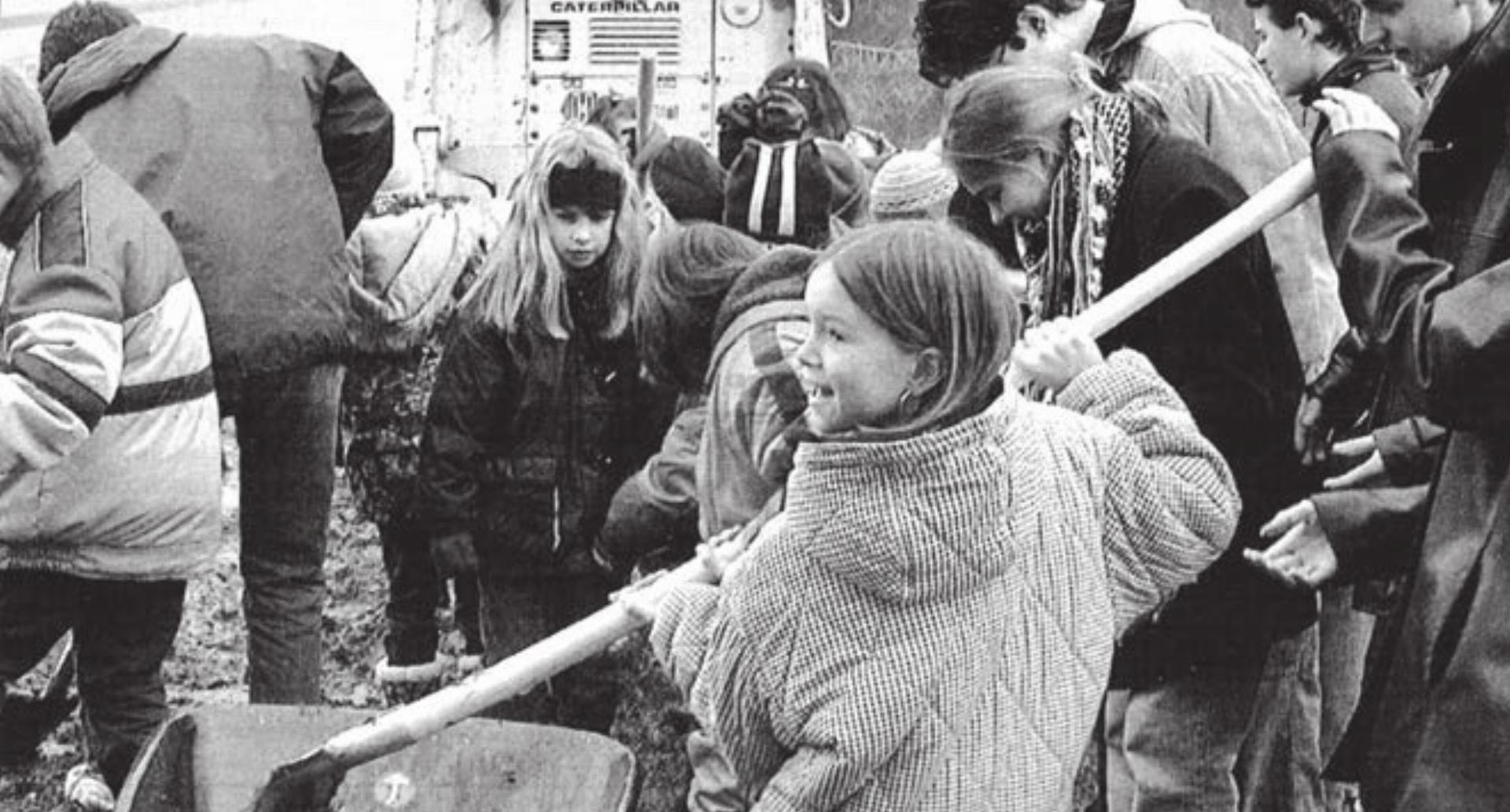 Den offiziellen Akt bestreiten jene, die nachher den Schulhaus-Erweite-rungsbau bevölkern: die Kinder. Bild: Archiv